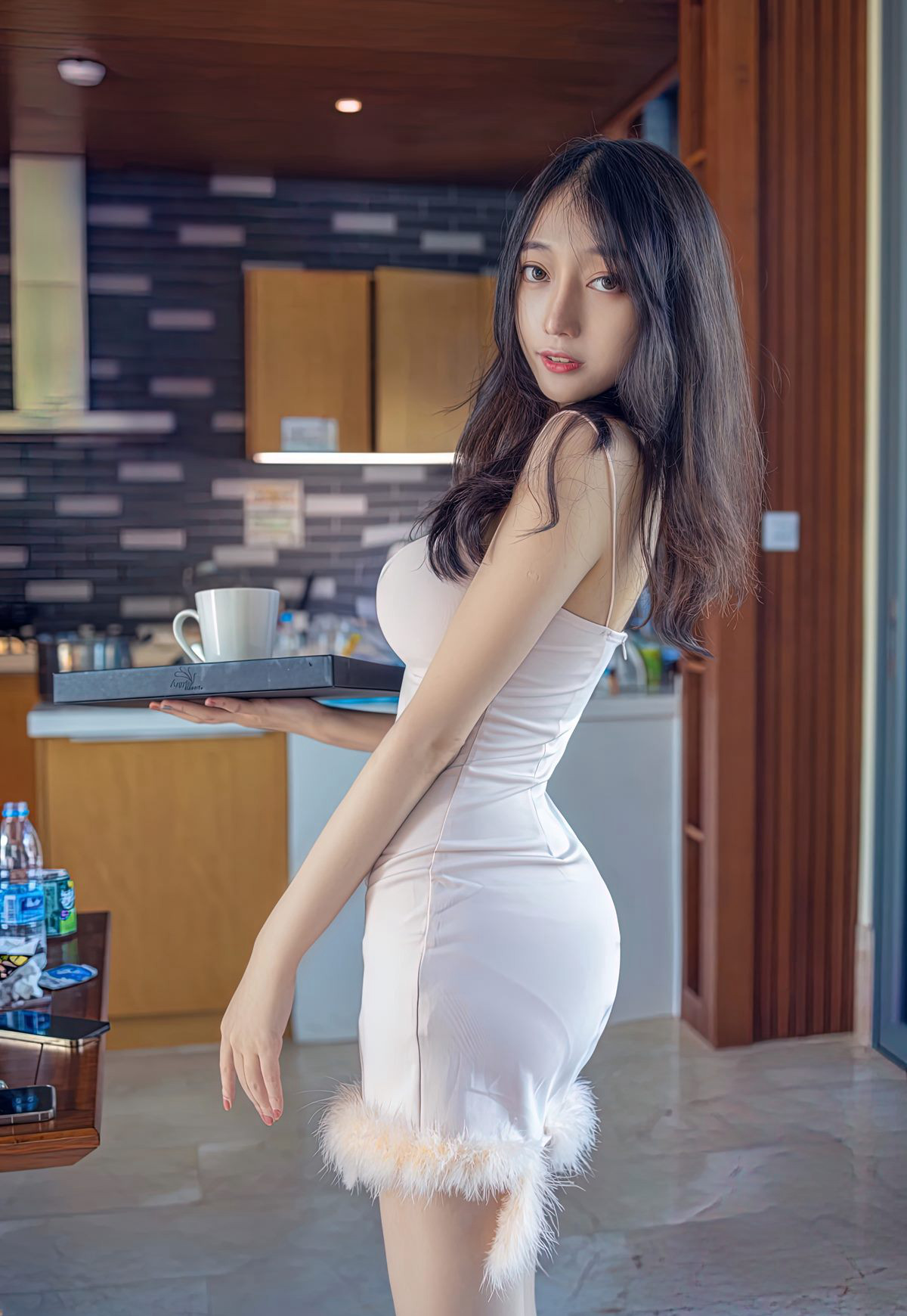 長身でセクシーな美女の完璧な長脚、肉色ストッキングに高ヒールによる誘惑的な高画質の美脚