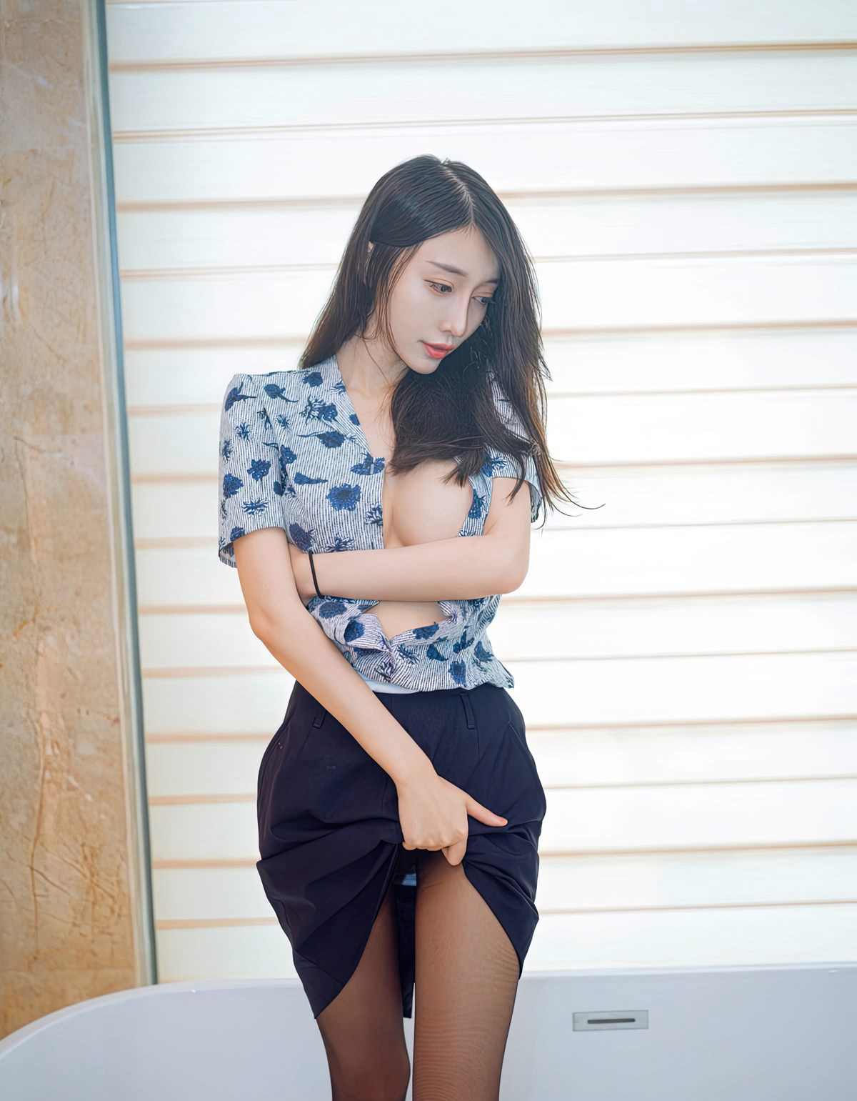 Yue'er Yueer Flight Attendant Uniform Sexy Black Stockings In the Car Flirtatious Poses High-Definition Photo Set High Heels