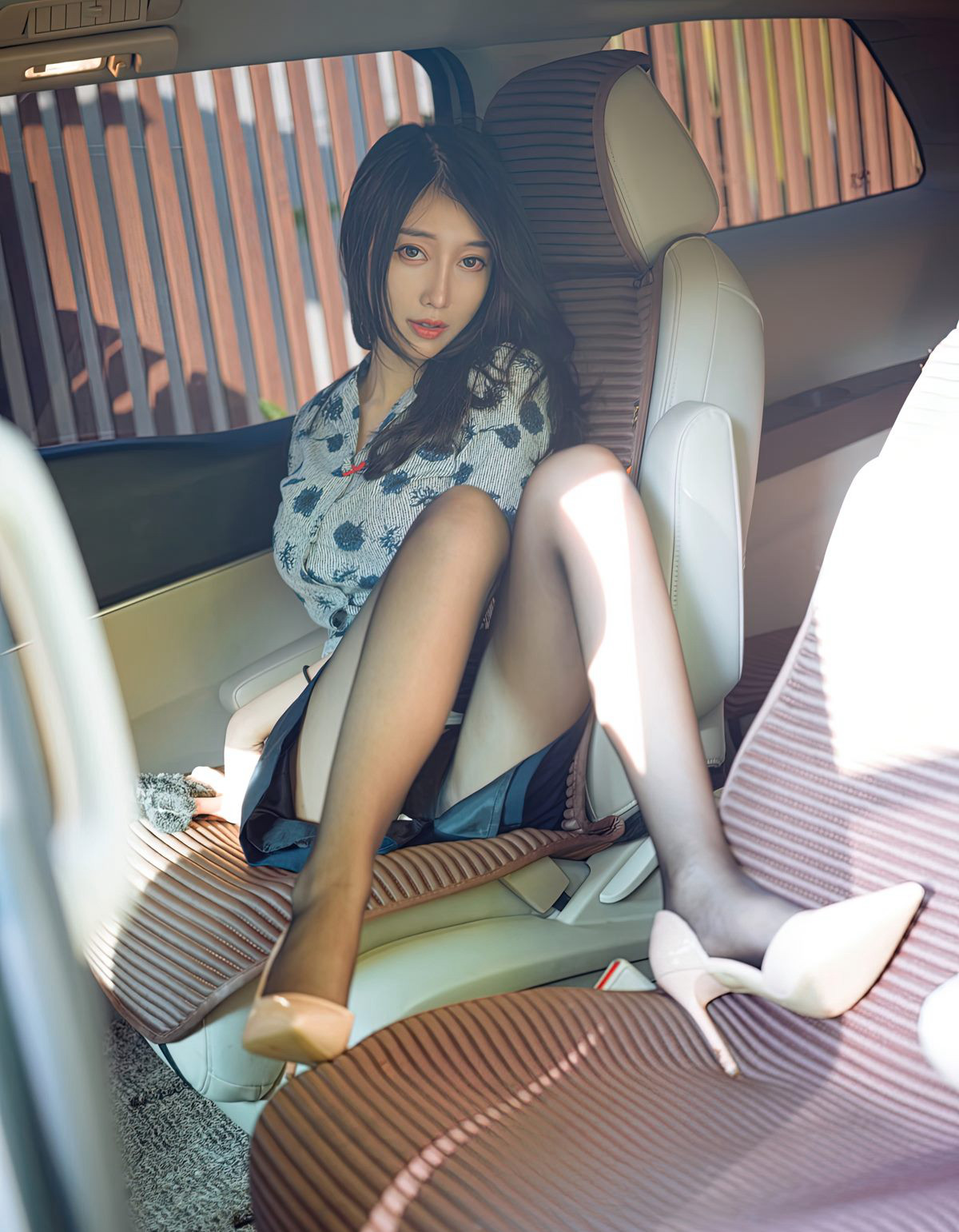 ユエールのセクシーなスチュワーデス制服、黒ストッキングで車内での扇情的なポーズのHD写真セット、ハイヒール