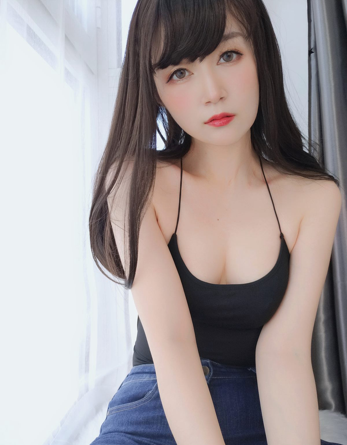 白銀81性感cos誘惑白嫩裸胸緊身牛仔褲超髒翹臀美臀