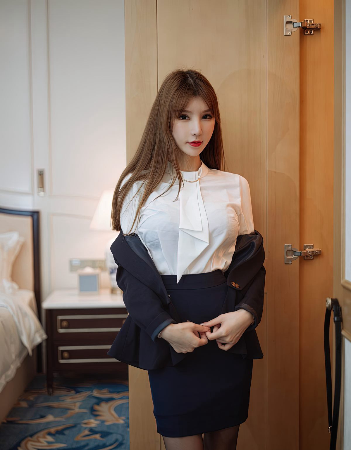 周于希宅男女神風騷祕書制服黑絲襪高跟性感美臀裸胸美女