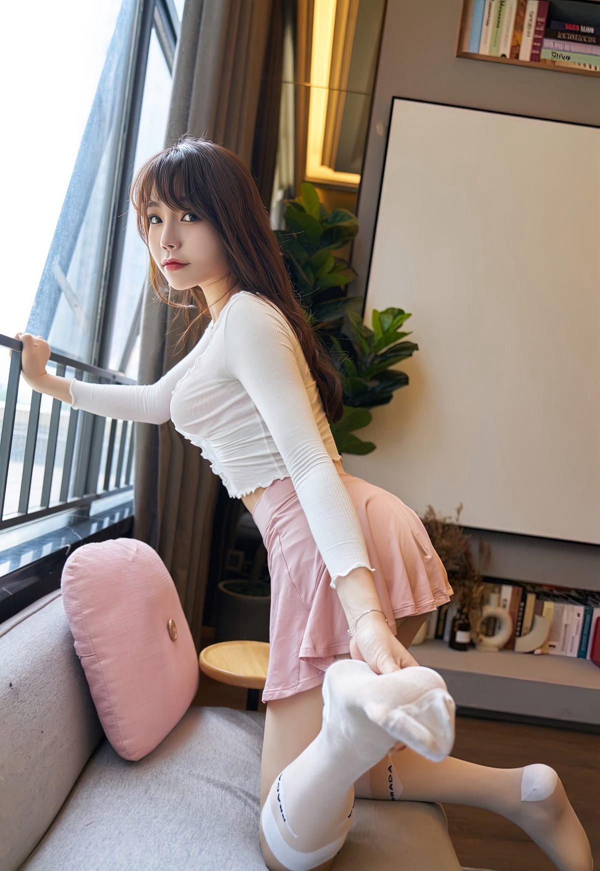 芝芝布迪白絲美腿豐滿大胸極品高翹臀風騷姿勢美少婦