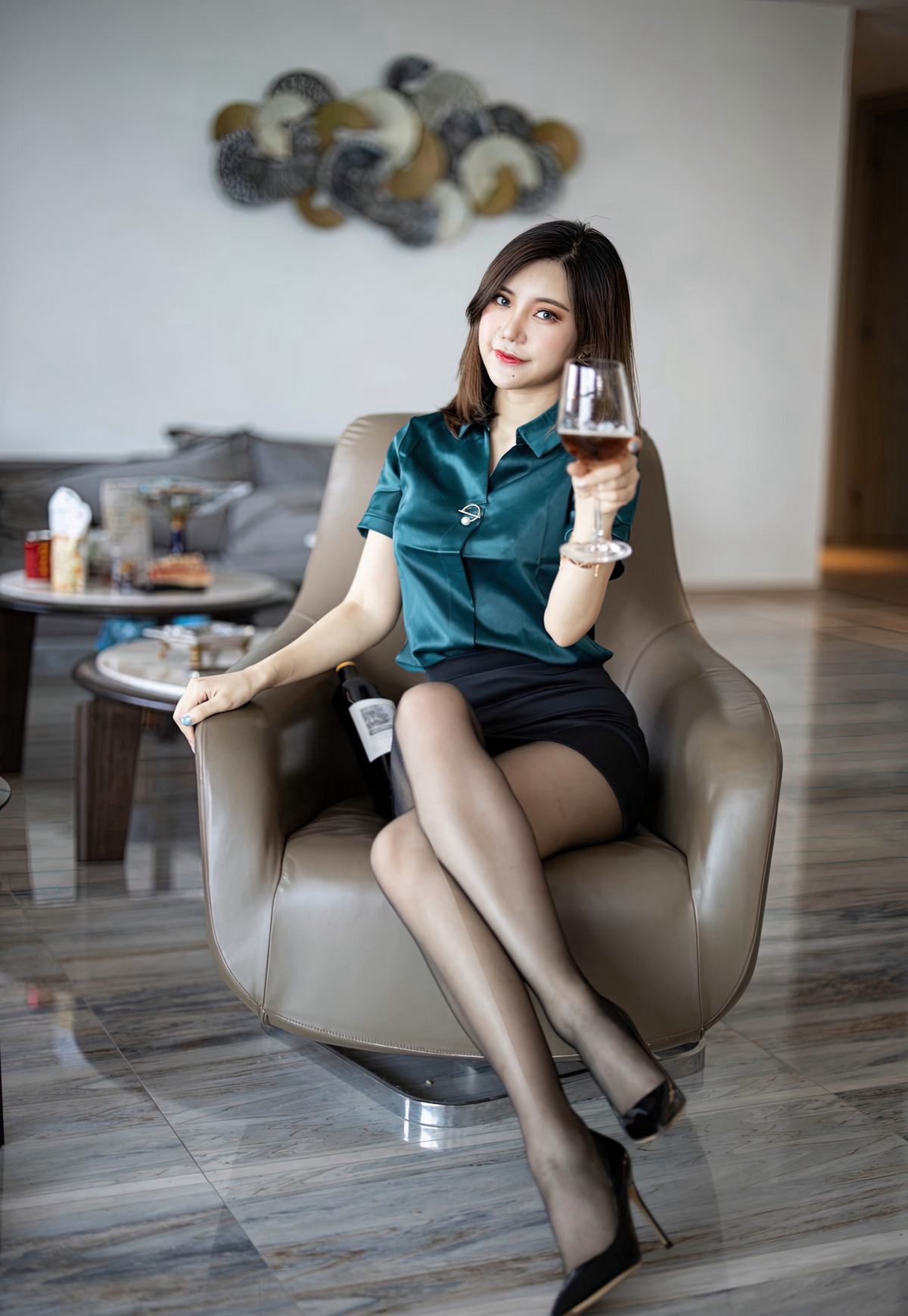 綺里嘉Carina制服翹臀黑絲襪美腿高跟絲襪寫真