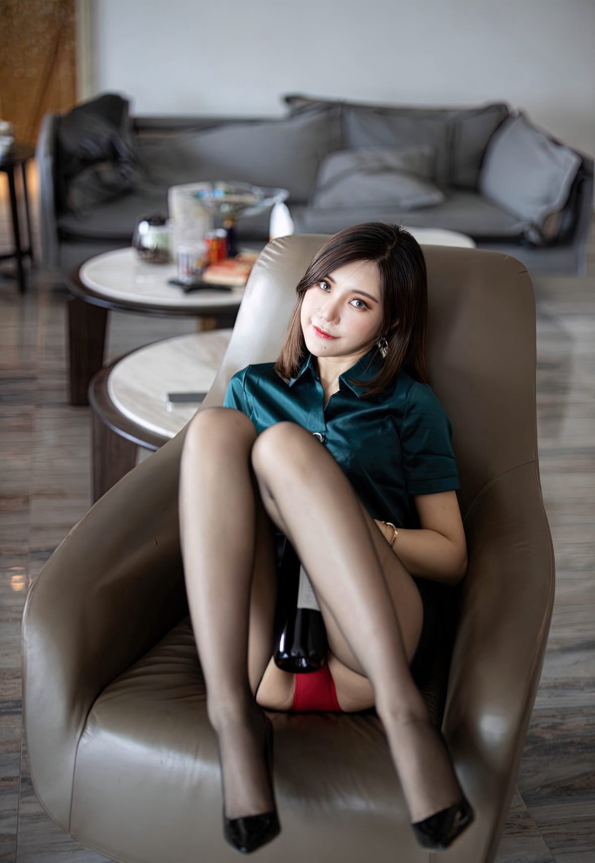 綺里嘉Carina制服翹臀黑絲襪美腿高跟絲襪寫真