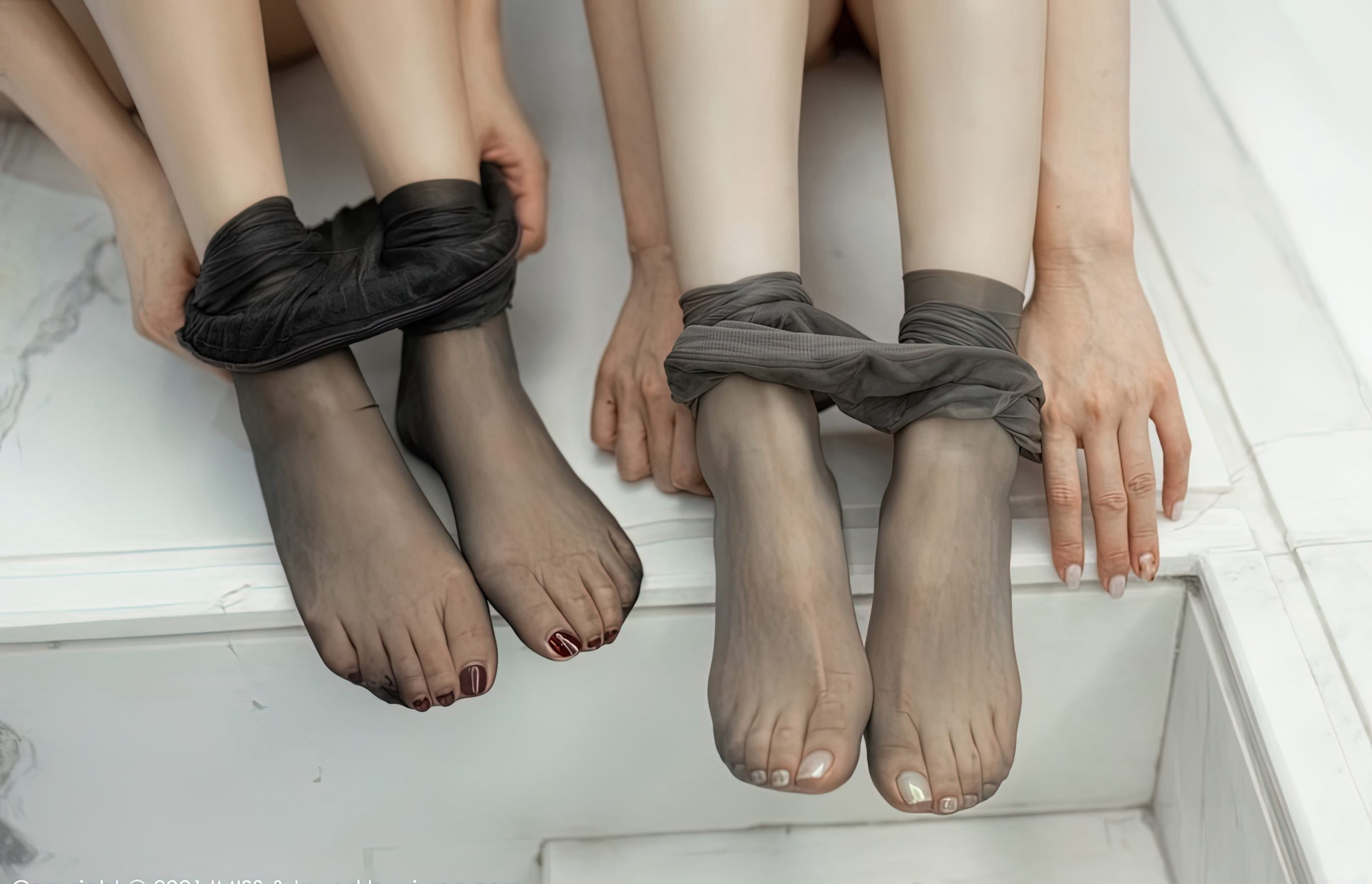 Aimi Xã: Người phụ nữ đầy đặn đẹp với vớ xám, vớ lưới sexy và váy ôm sát mông - Bộ ảnh set.