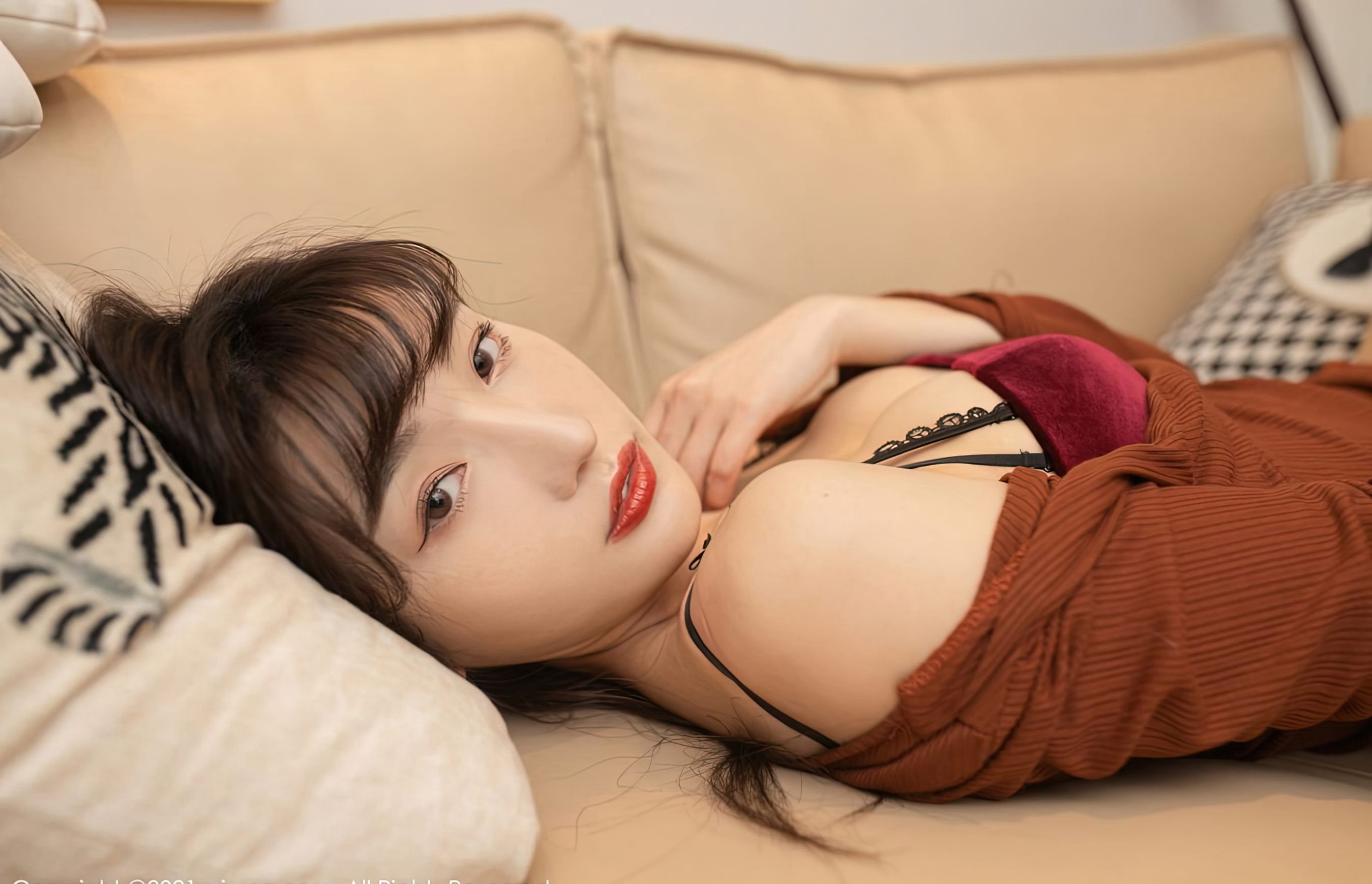陸萱萱の極品美脚、肉色ストッキング、ハイヒール、高く持ち上げられたお尻のポーズ、扇情的な肉色ストッキングの誘惑