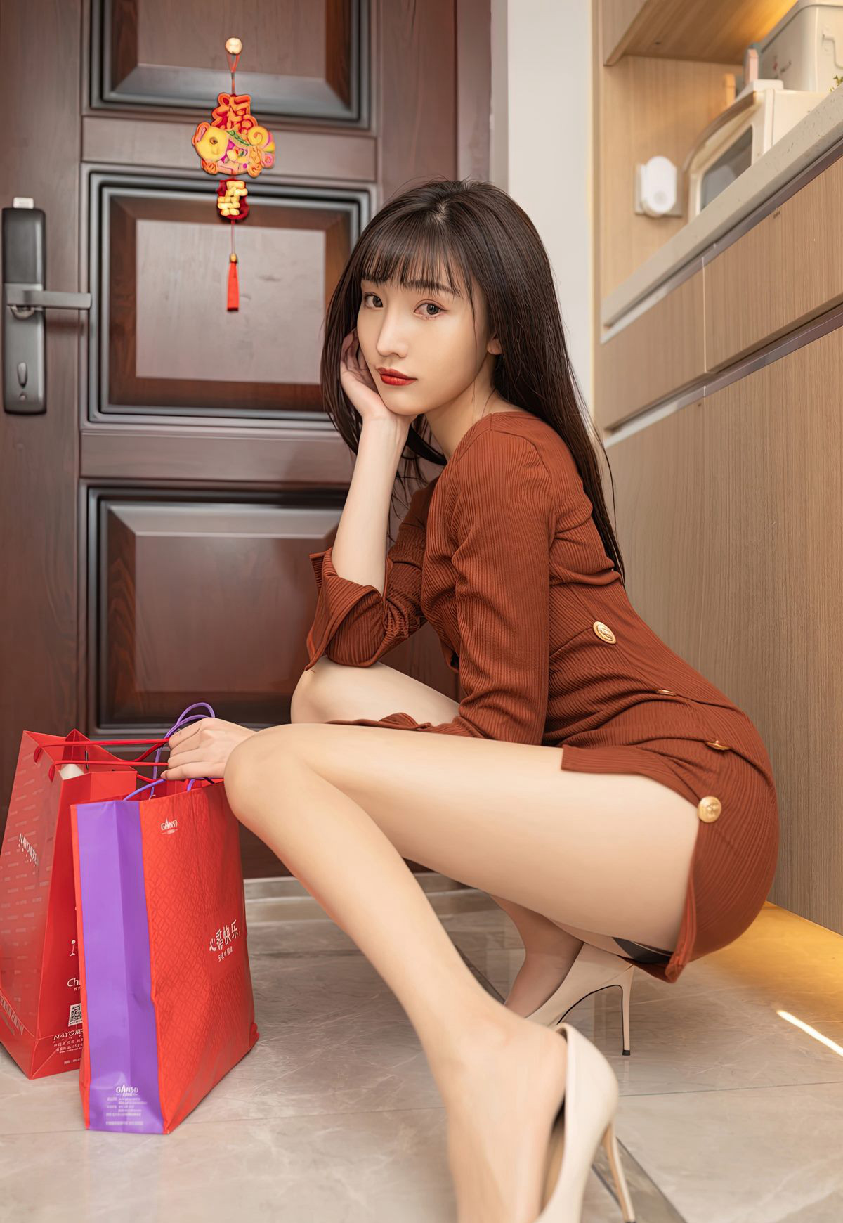 陸萱萱の極品美脚、肉色ストッキング、ハイヒール、高く持ち上げられたお尻のポーズ、扇情的な肉色ストッキングの誘惑