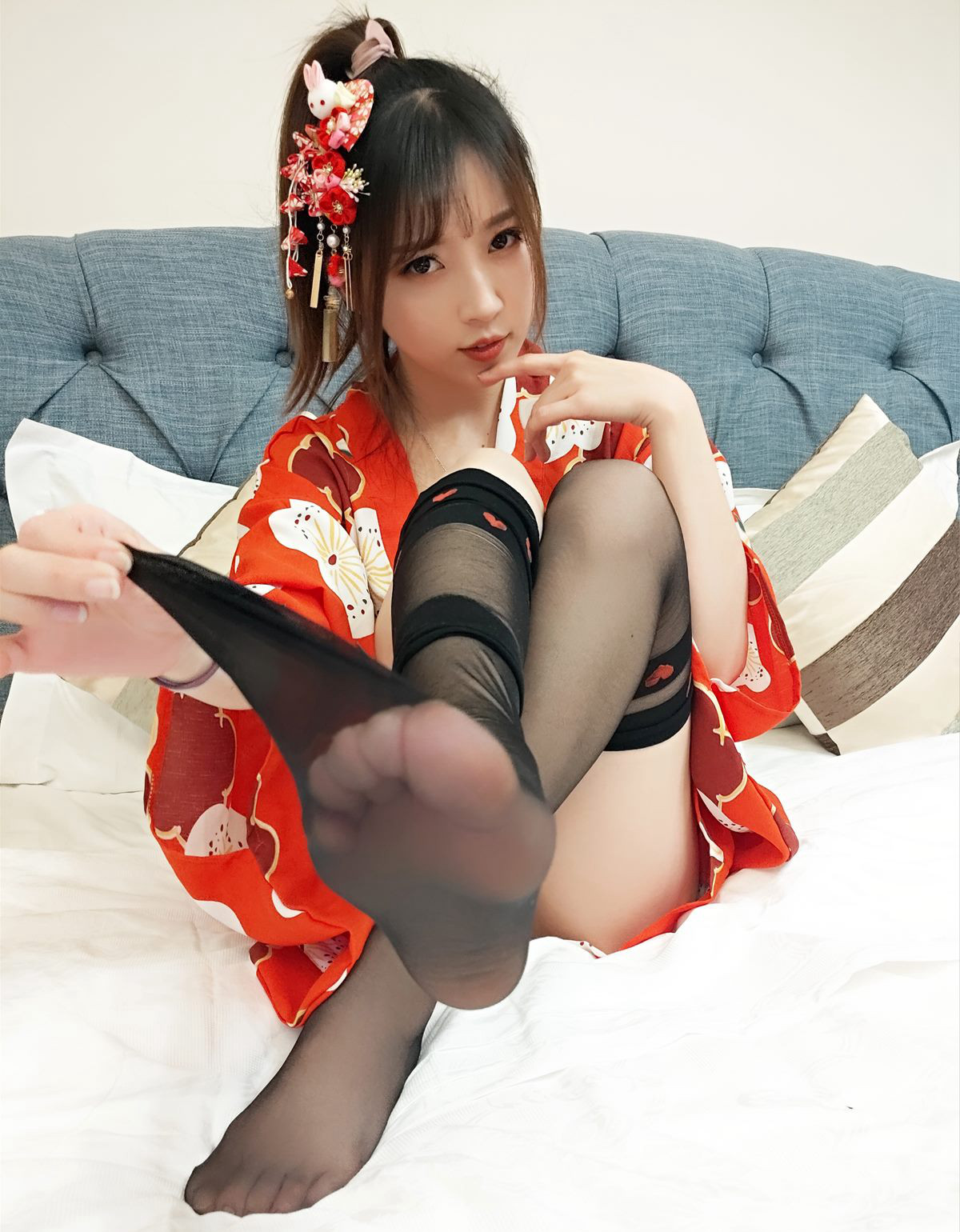 コスプレイヤー ルナの黒ストッキング豊満巨乳超エロ高画質コスプレストッキング美脚