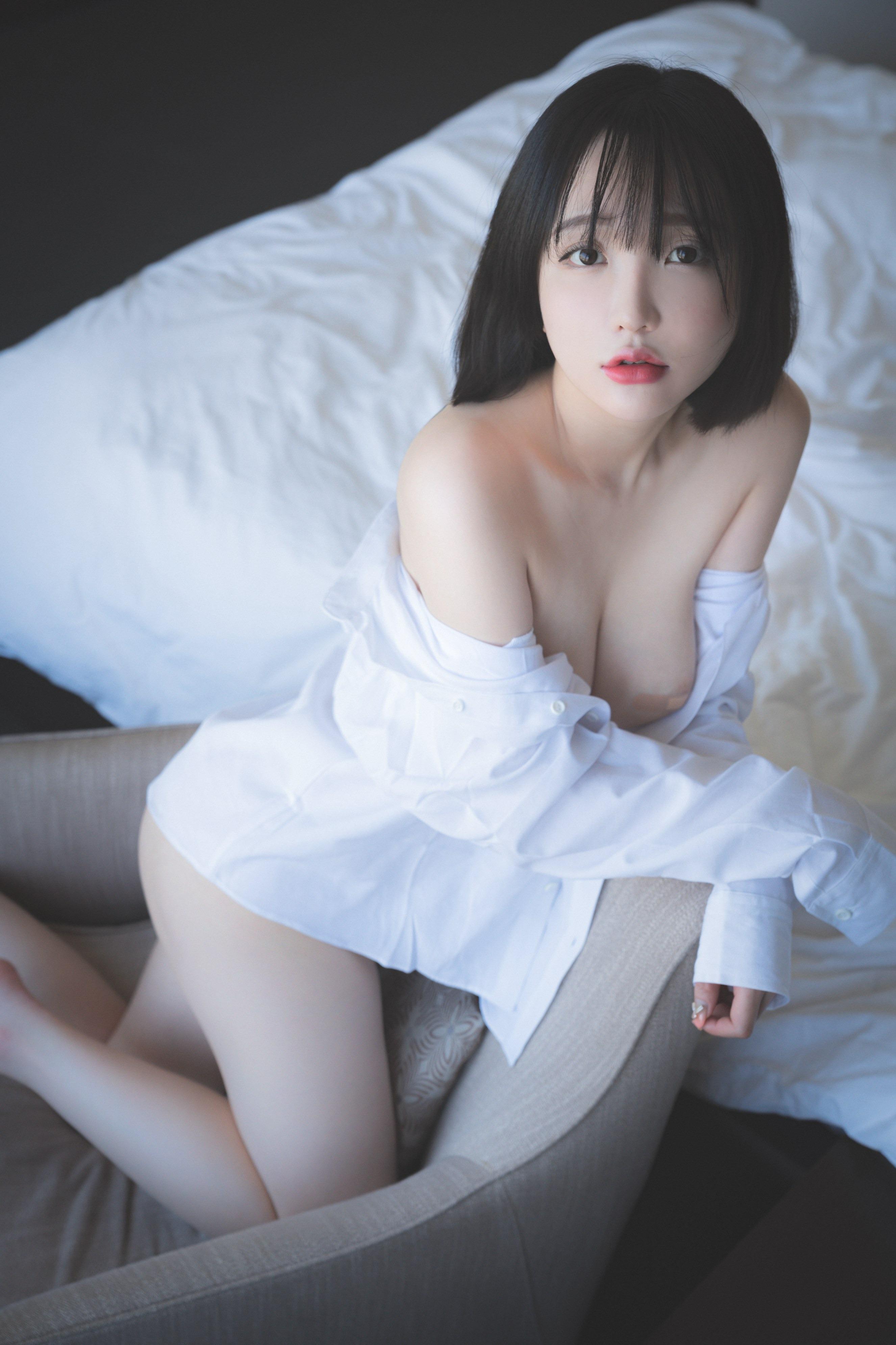 Pure Media Volume 070: Son Ye-Eun, 72 Pages