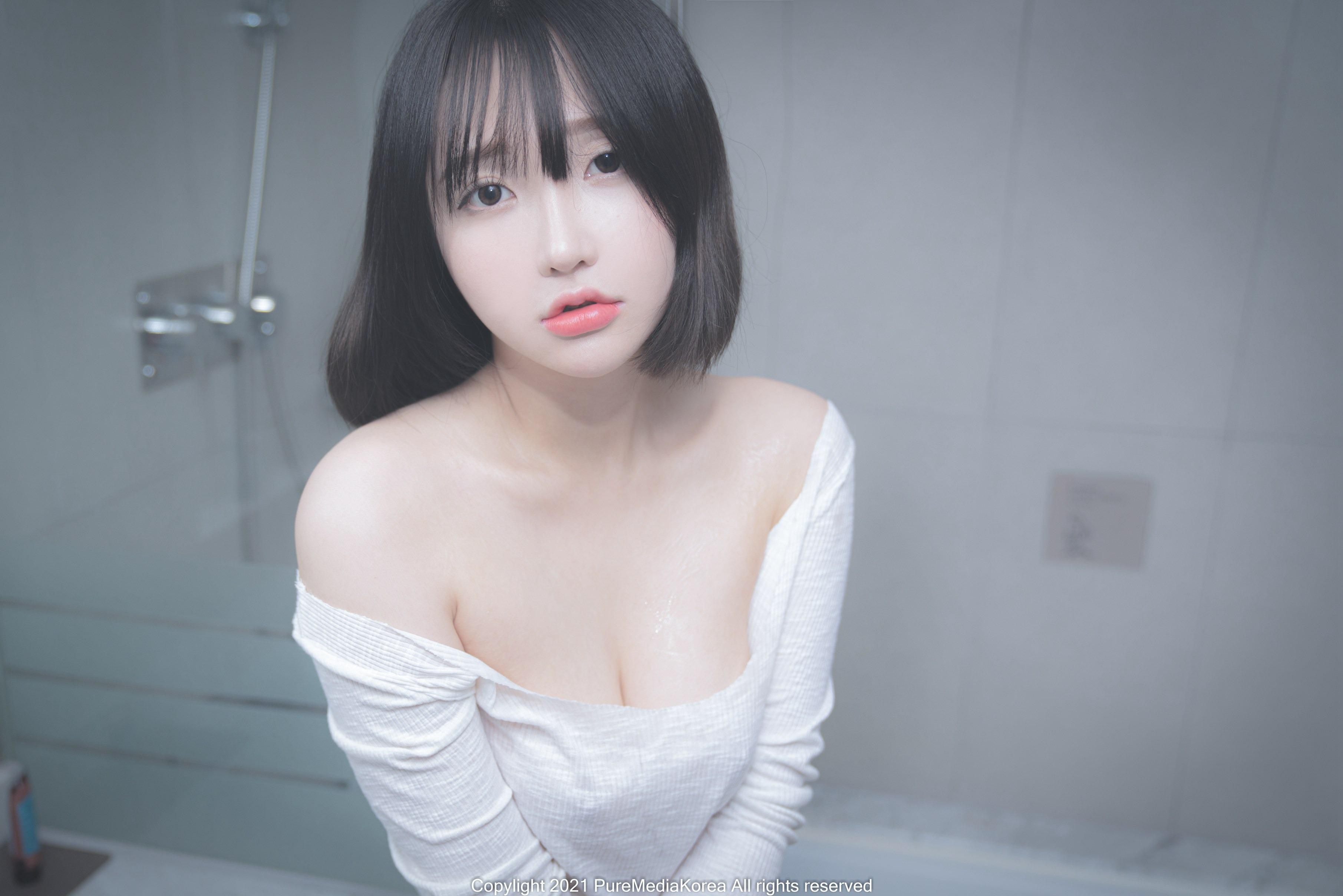 Pure Media Volume 070: Son Ye-Eun, 72 Pages