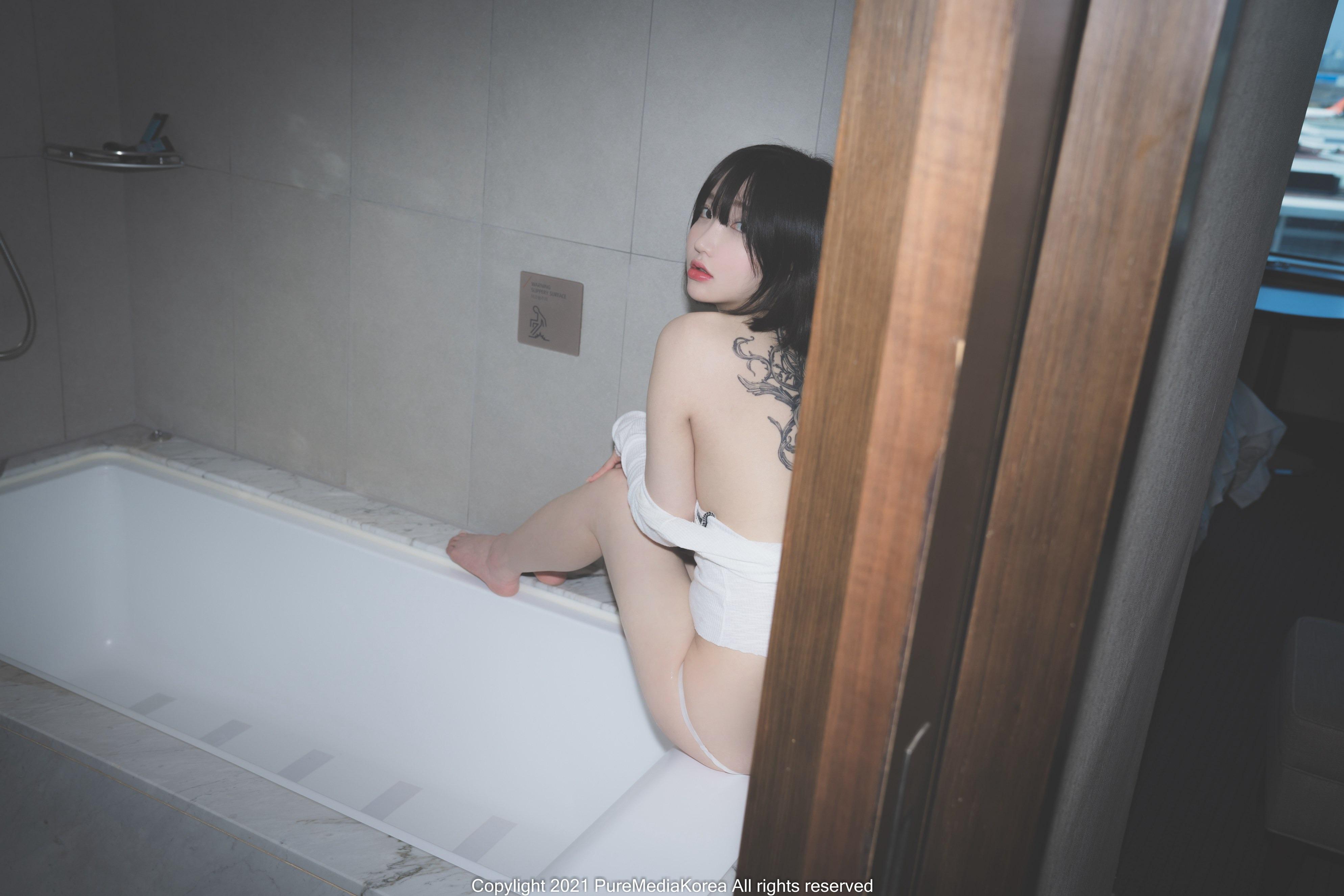 Pure Media Volume 070: Son Ye-Eun, 72 Pages