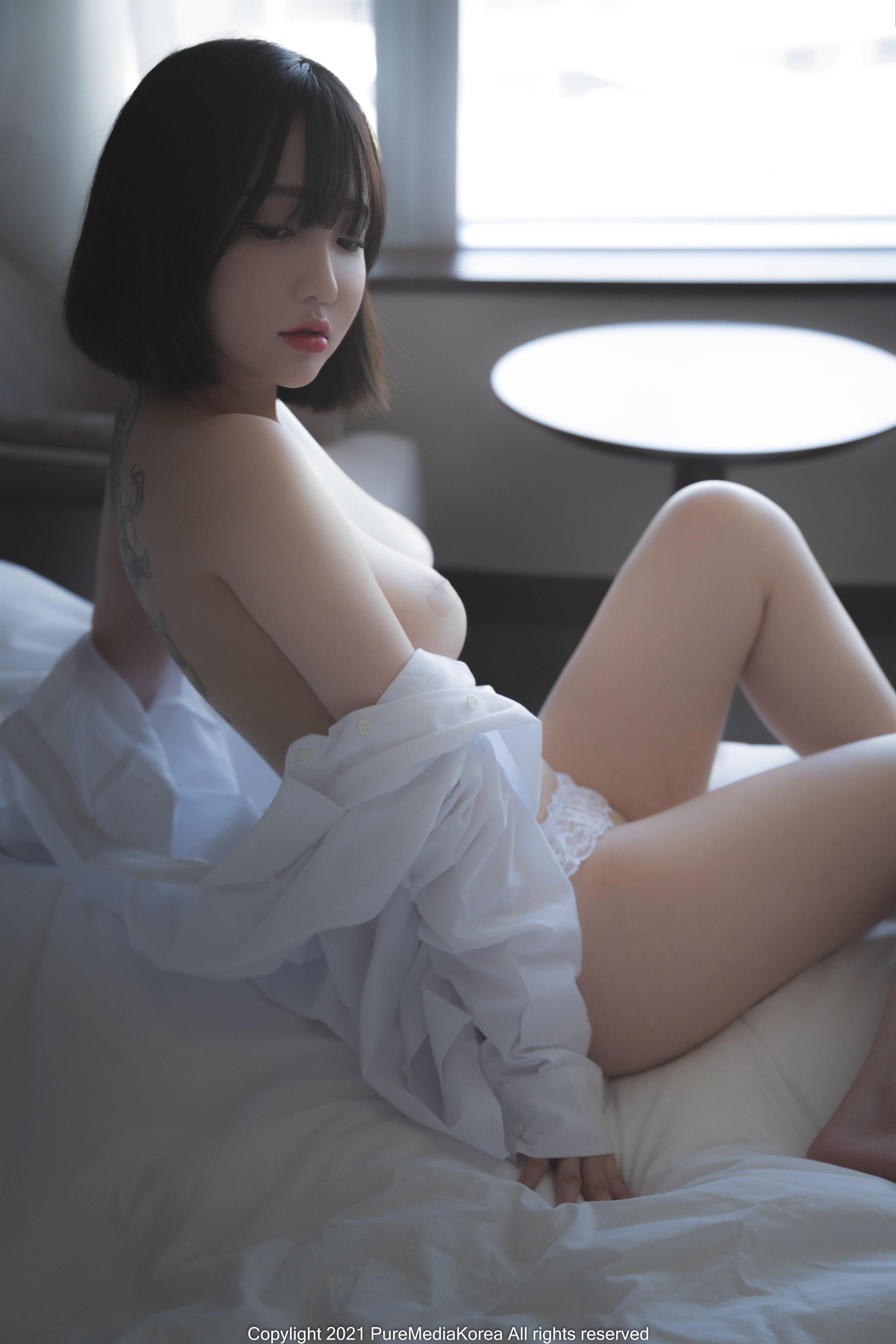 Pure Media Volume 070: Son Ye-Eun, 72 Pages
