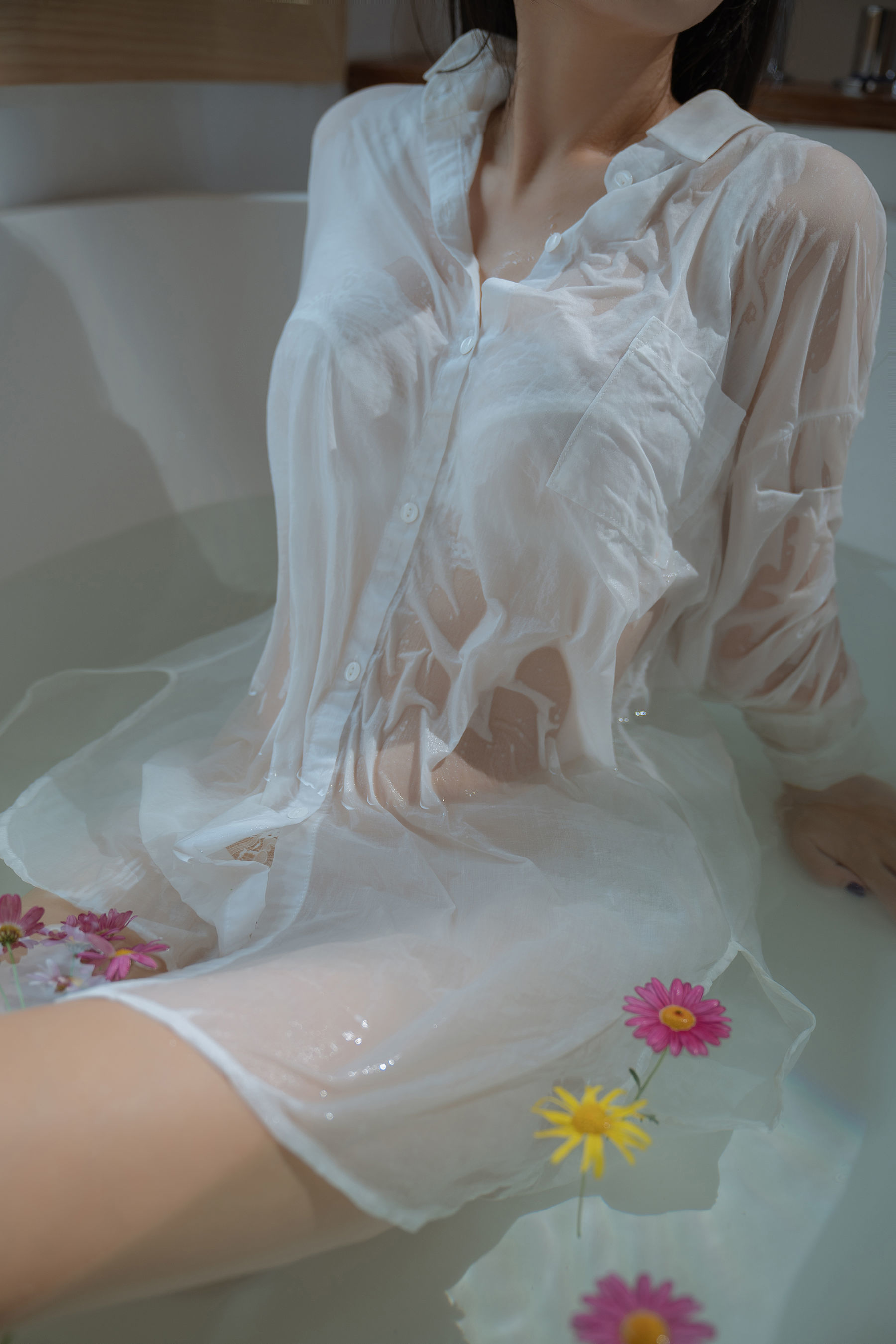 [COS福利] 阳光美少女萌芽儿o0 - 浴缸