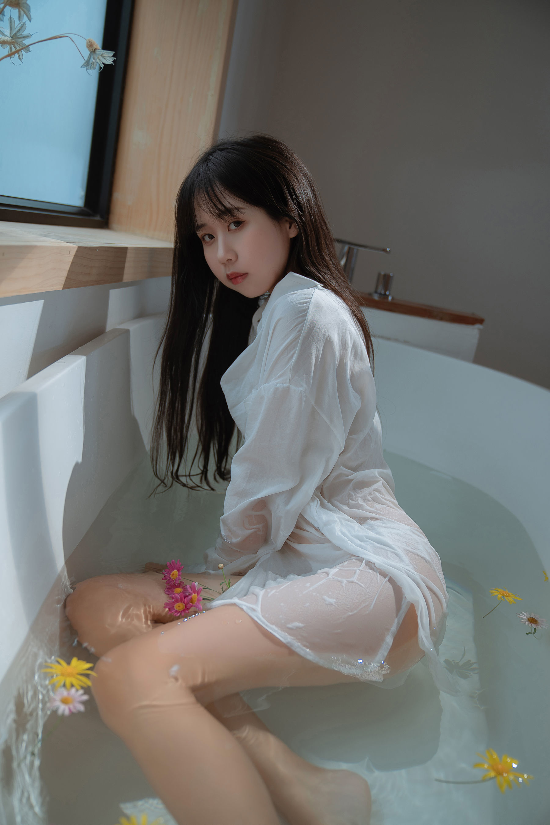 [COS福利] 阳光美少女萌芽儿o0 - 浴缸