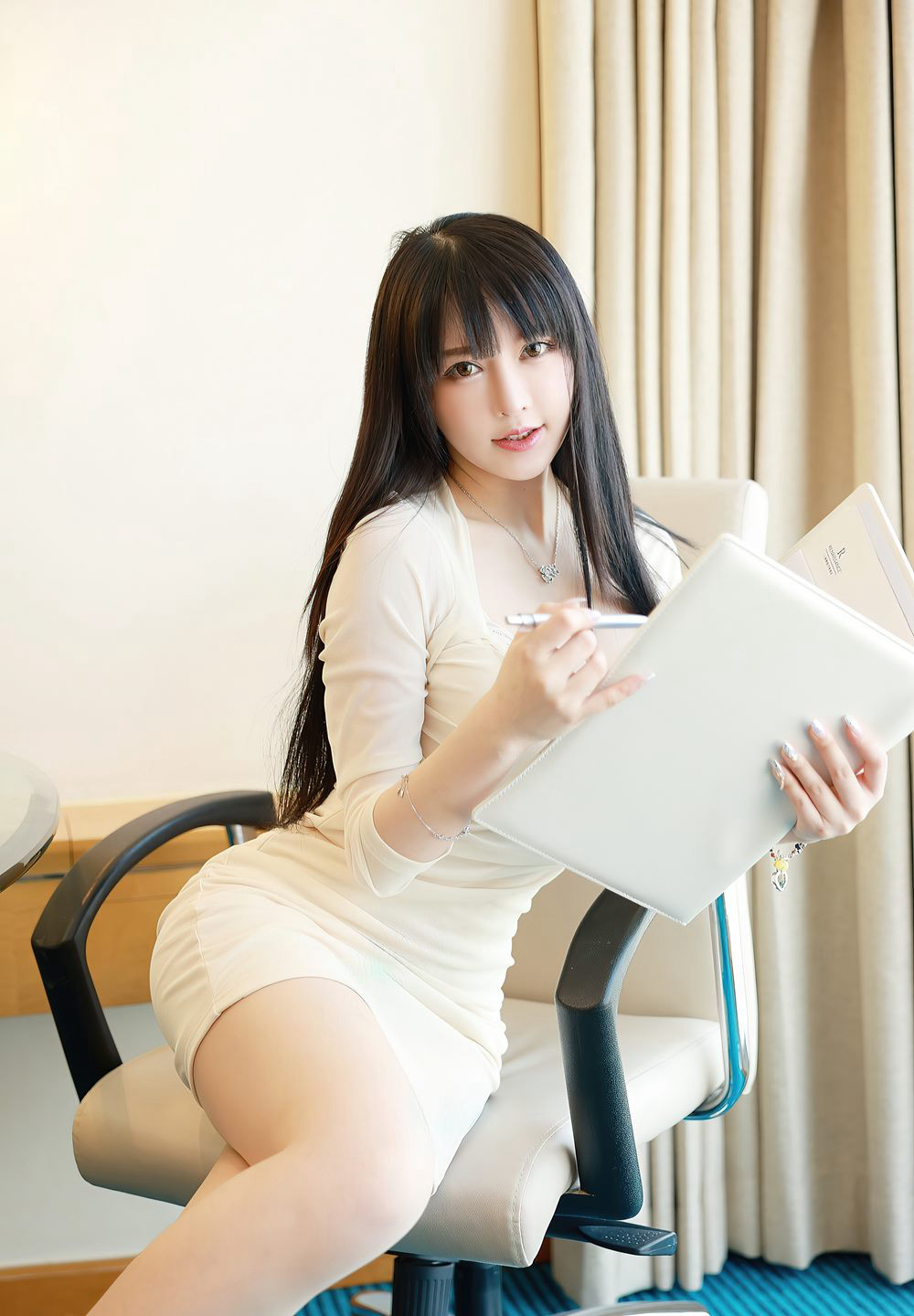 模範学院玉兔の極品巨乳美人妻、豊満で白い肌のシルクストッキング美脚美女の肉色ストッキング写真