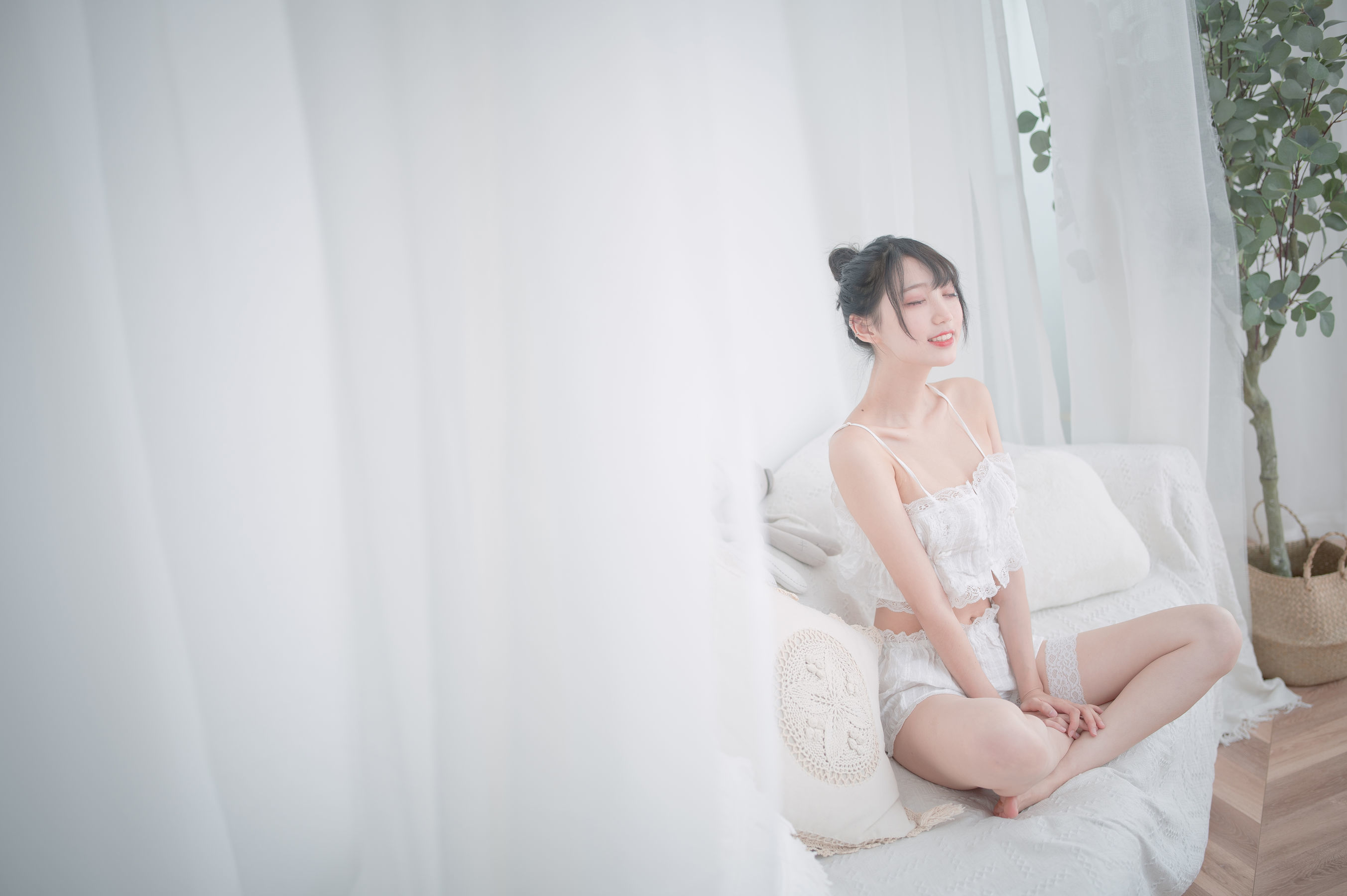 COS Welfare] Zhou Ji is a cute bunny - white pajamas