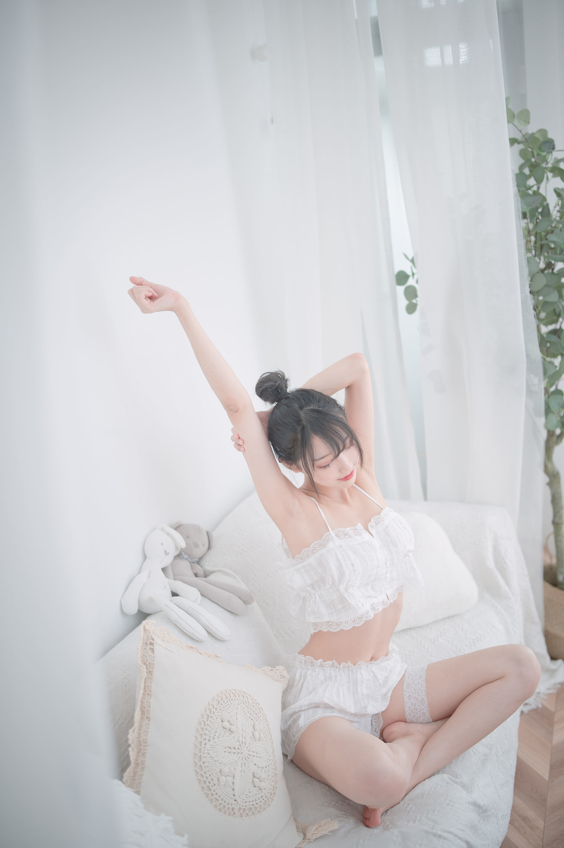 COS Welfare] Zhou Ji is a cute bunny - white pajamas
