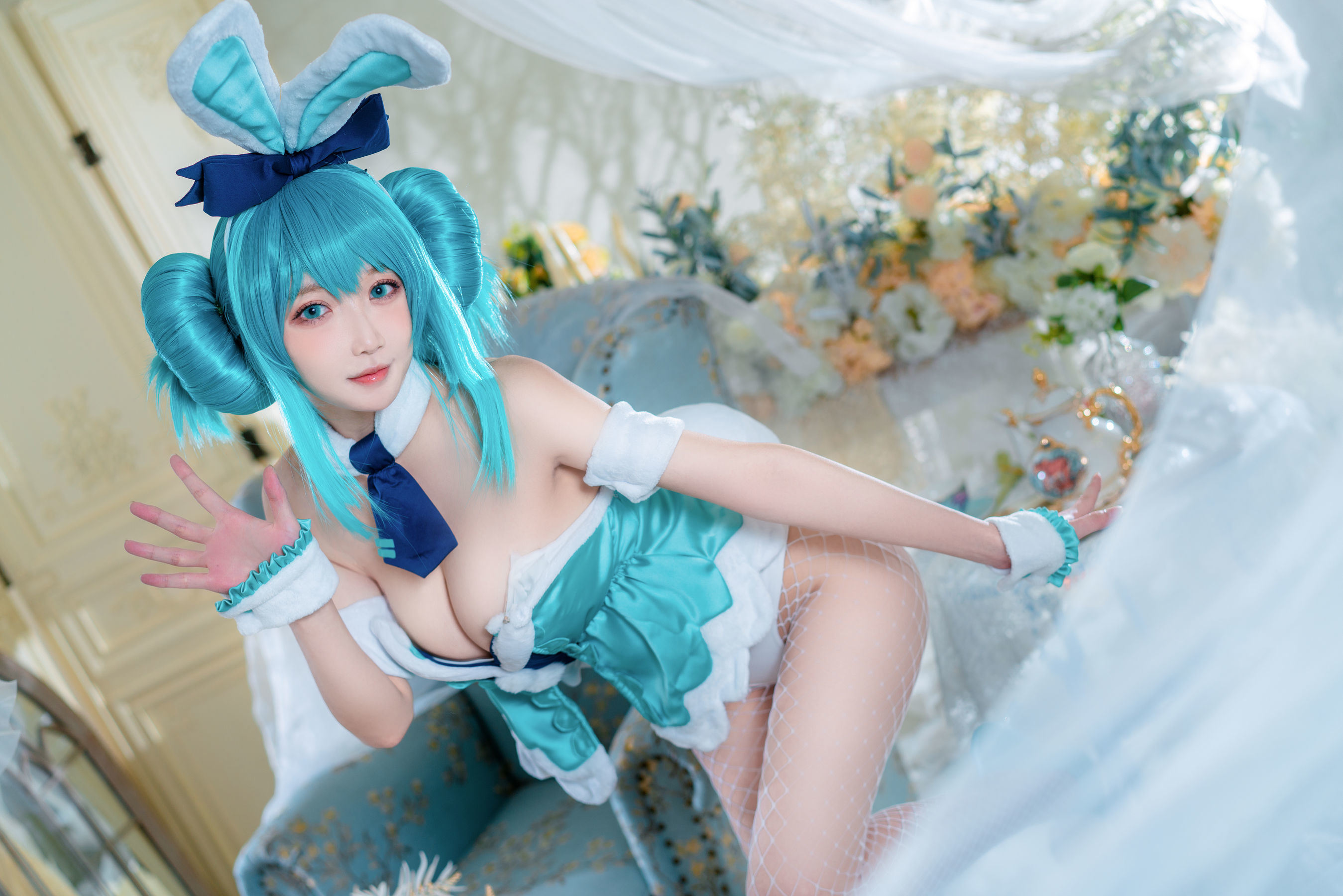 COS Welfare] Anime Blogger A Bao is Also a Bunny Girl - White Rabbit Miku