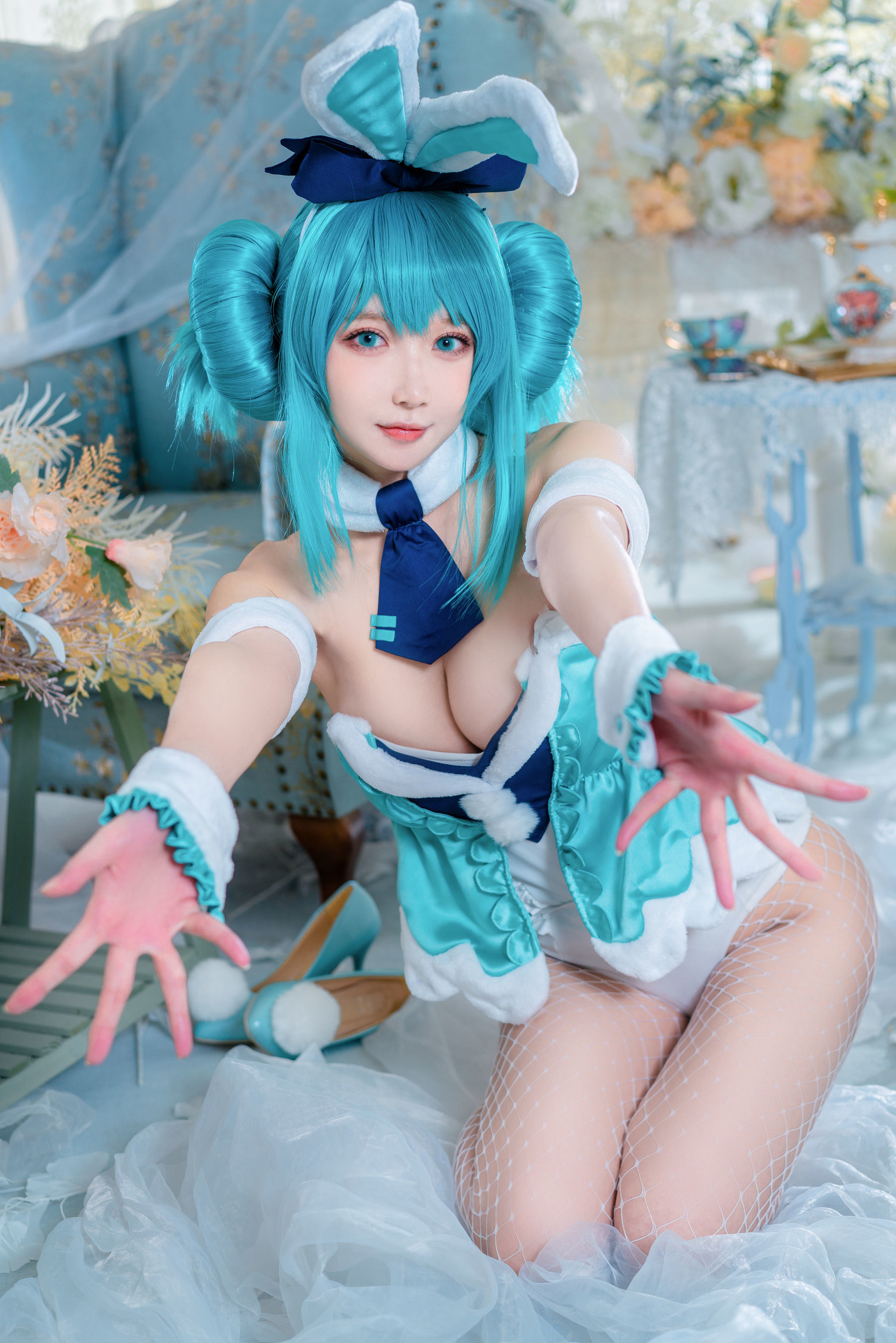 COS Welfare] Anime Blogger A Bao is Also a Bunny Girl - White Rabbit Miku