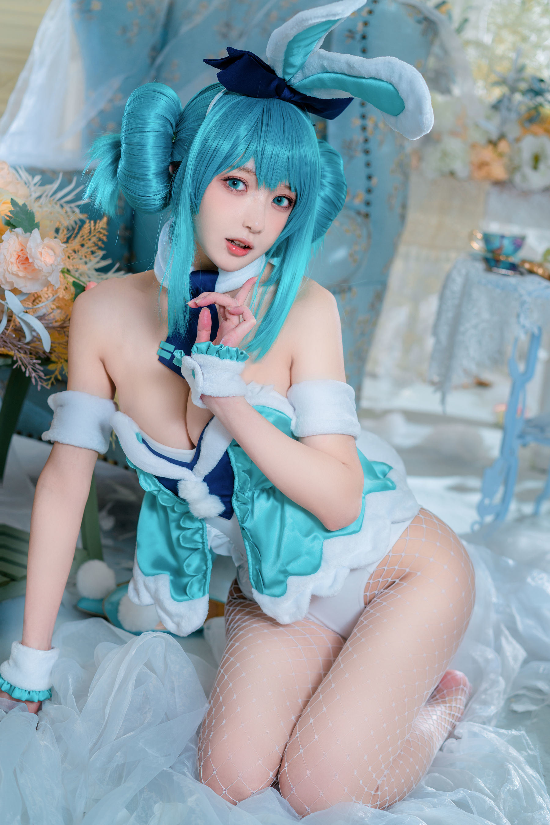 COS Welfare] Anime Blogger A Bao is Also a Bunny Girl - White Rabbit Miku