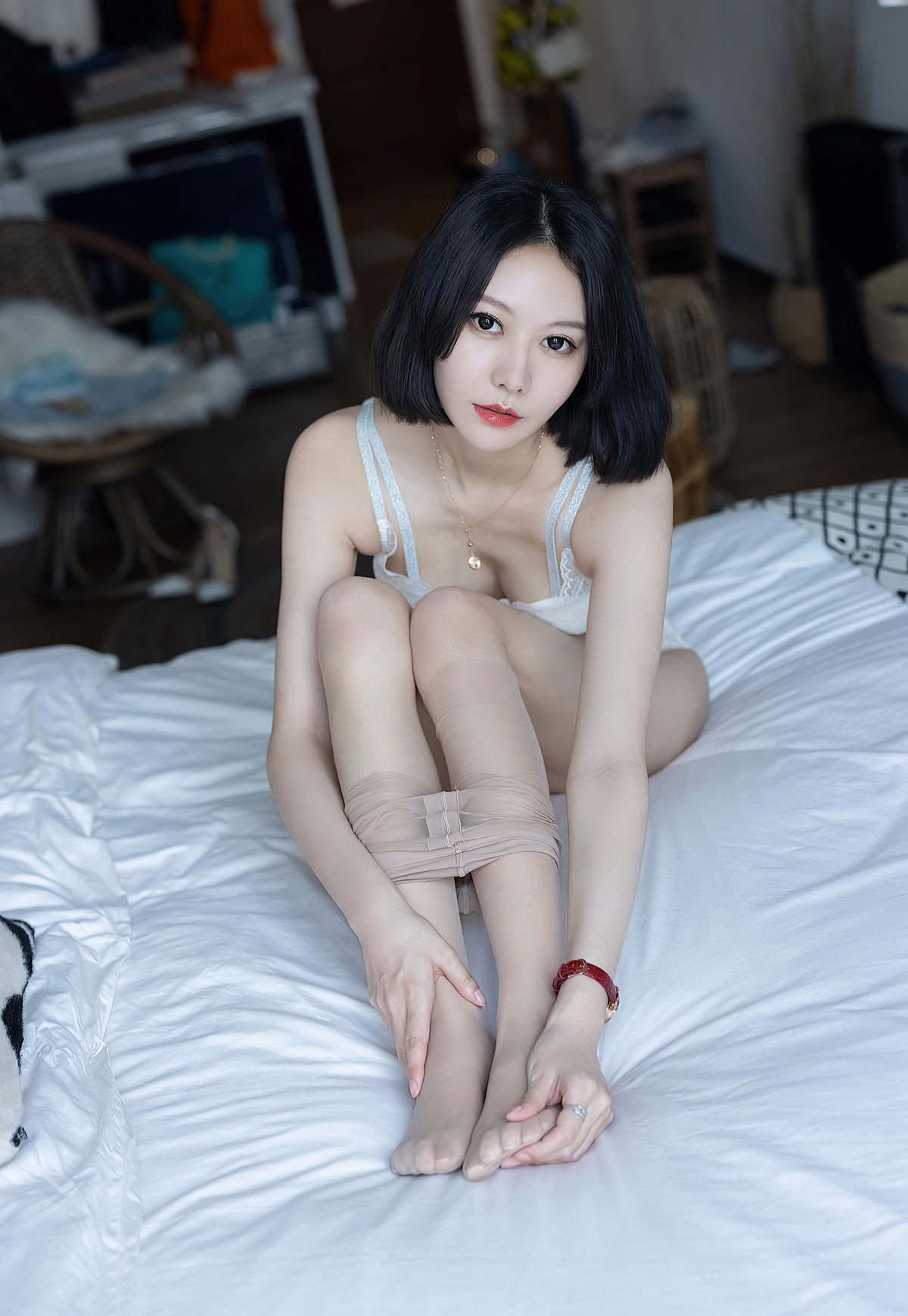愛蜜社短發美少婦藝軒風騷肉絲襪玉足無內美女美臀誘惑