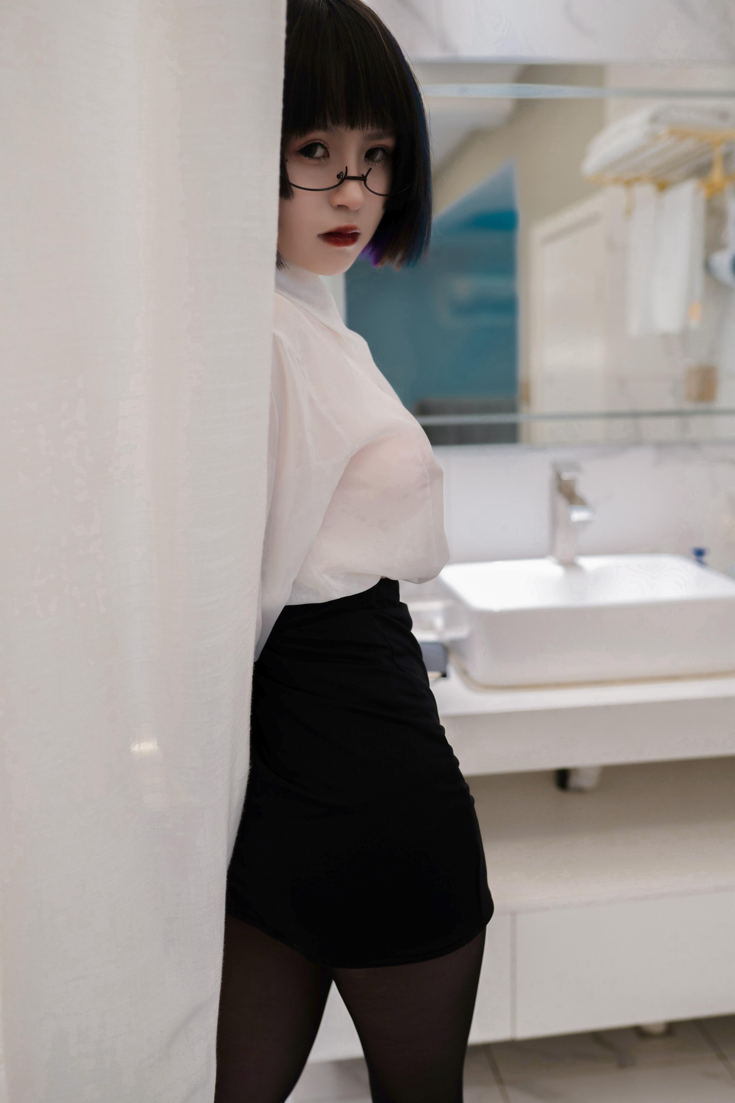 Yunzai Zz – Black Silk Secretary 62P