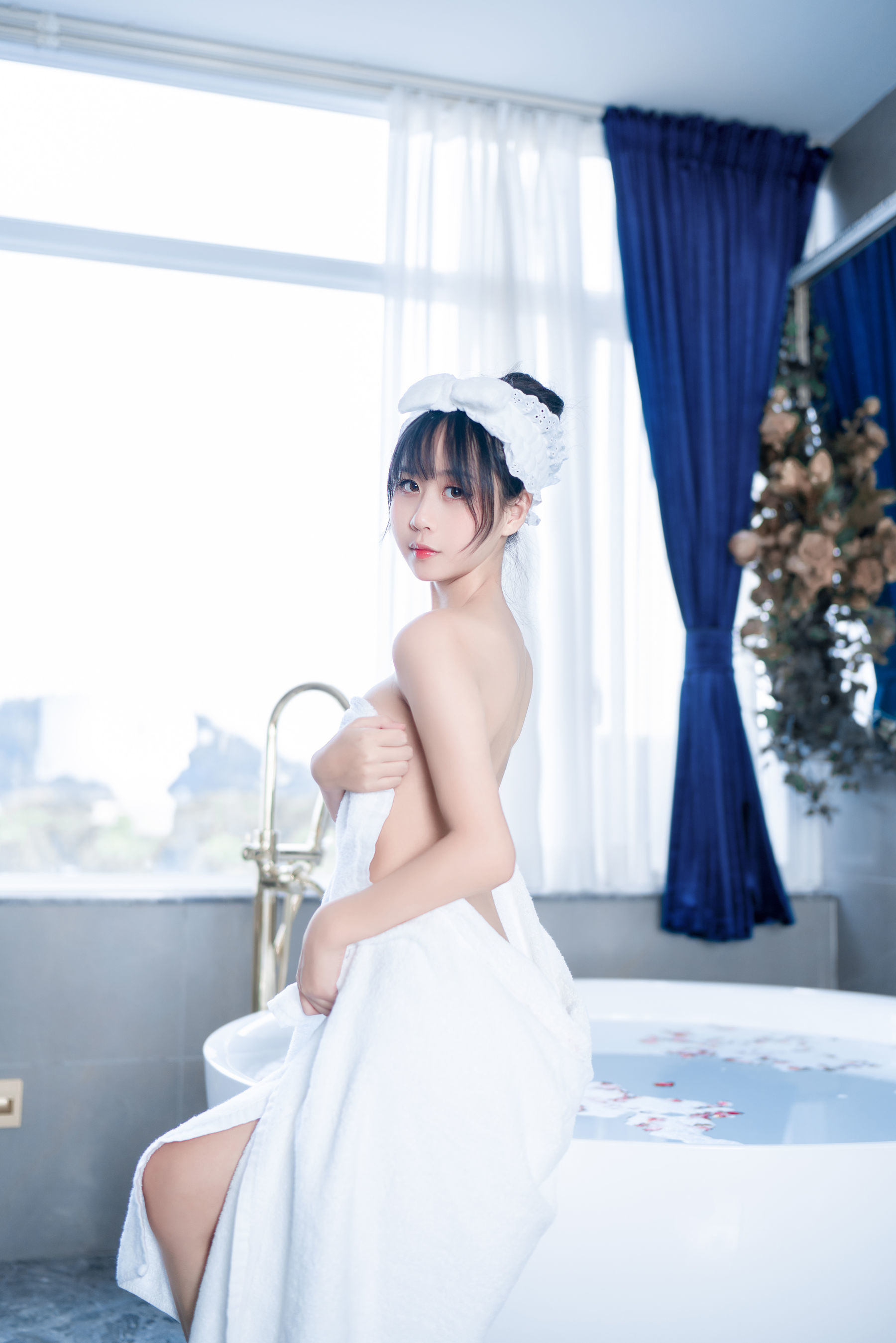 COS福利] 陽光美少女萌芽兒o0 - 浴巾