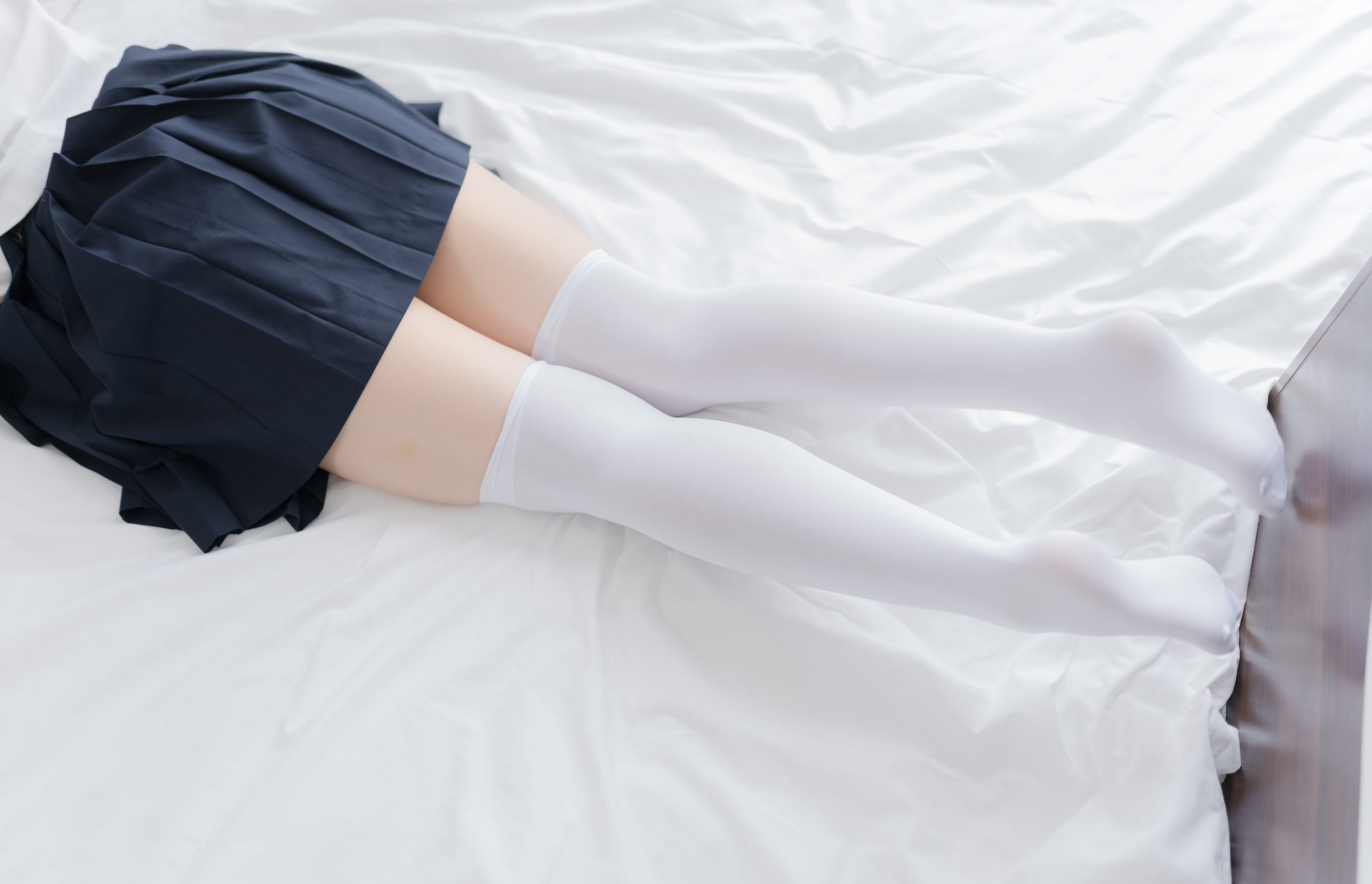 蜜汁貓裘COSPLAY極品白絲學生裝性感超短裙美腿寫真