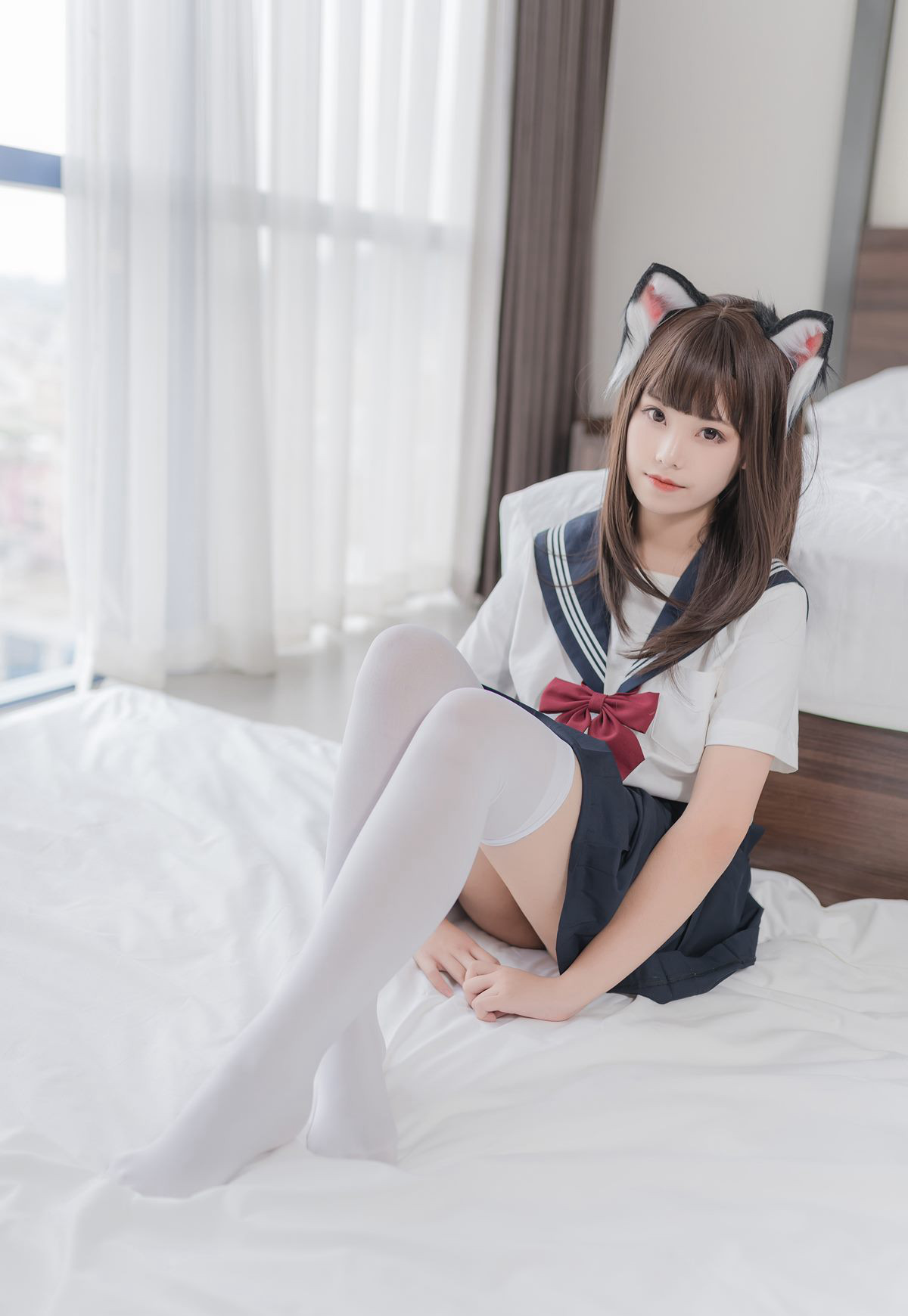 蜜汁猫裘コスプレ 極品白絲学生装 セクシー超短スカート 美腿写真