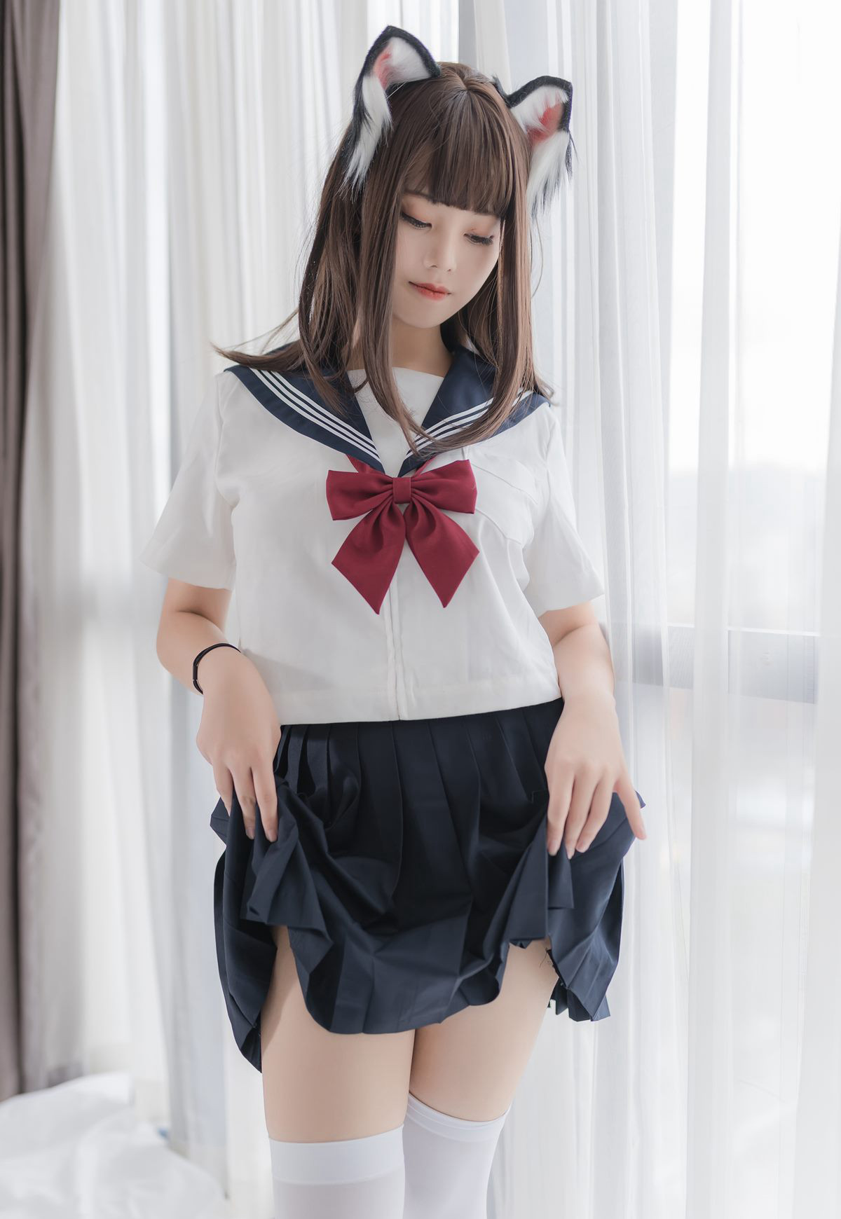 蜜汁猫裘コスプレ 極品白絲学生装 セクシー超短スカート 美腿写真