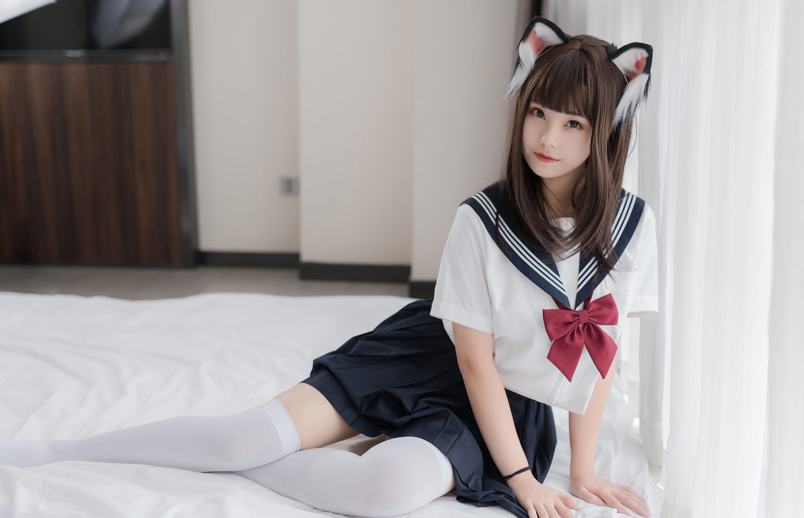 蜜汁猫裘コスプレ 極品白絲学生装 セクシー超短スカート 美腿写真