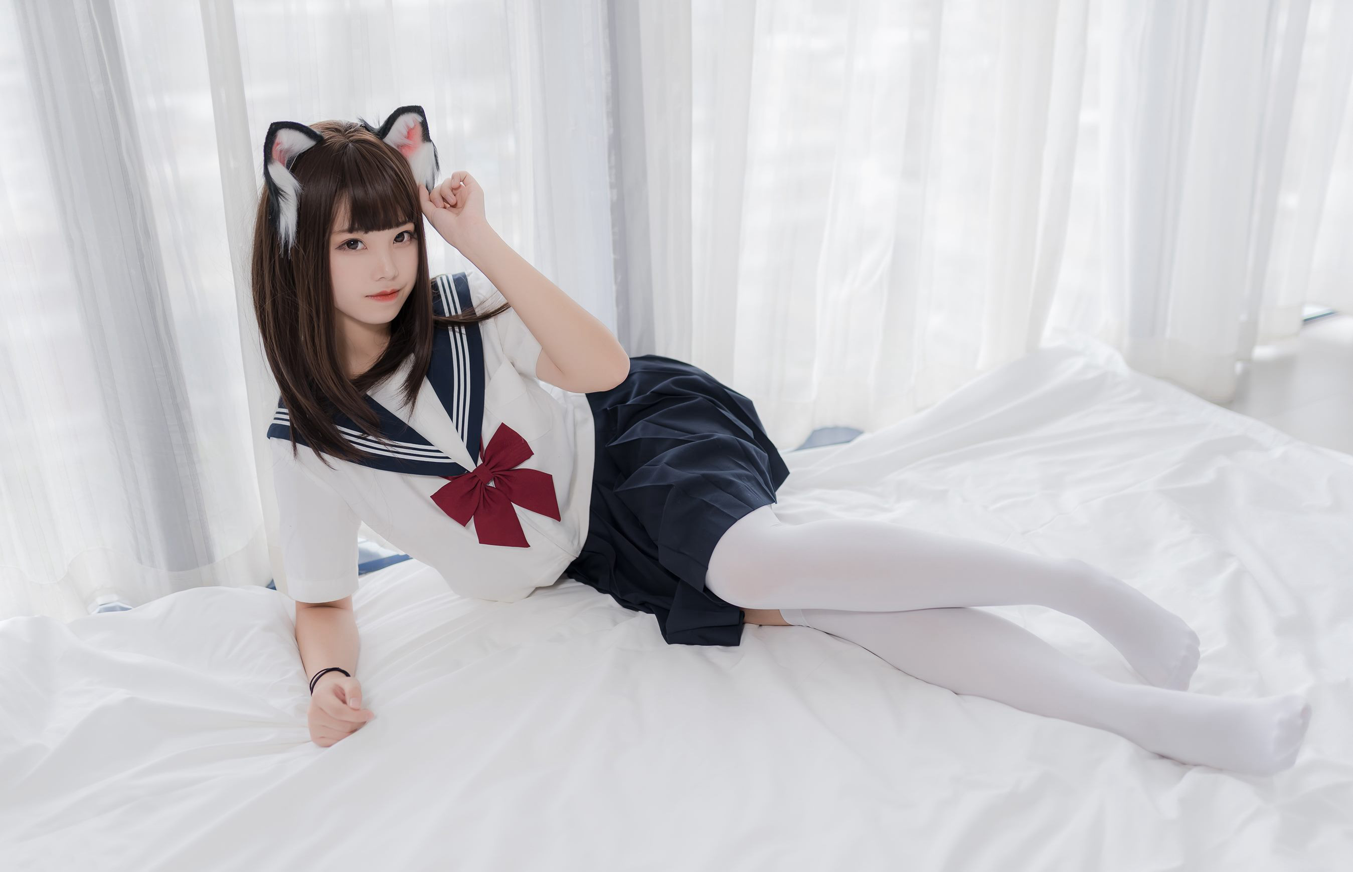 蜜汁猫裘コスプレ 極品白絲学生装 セクシー超短スカート 美腿写真