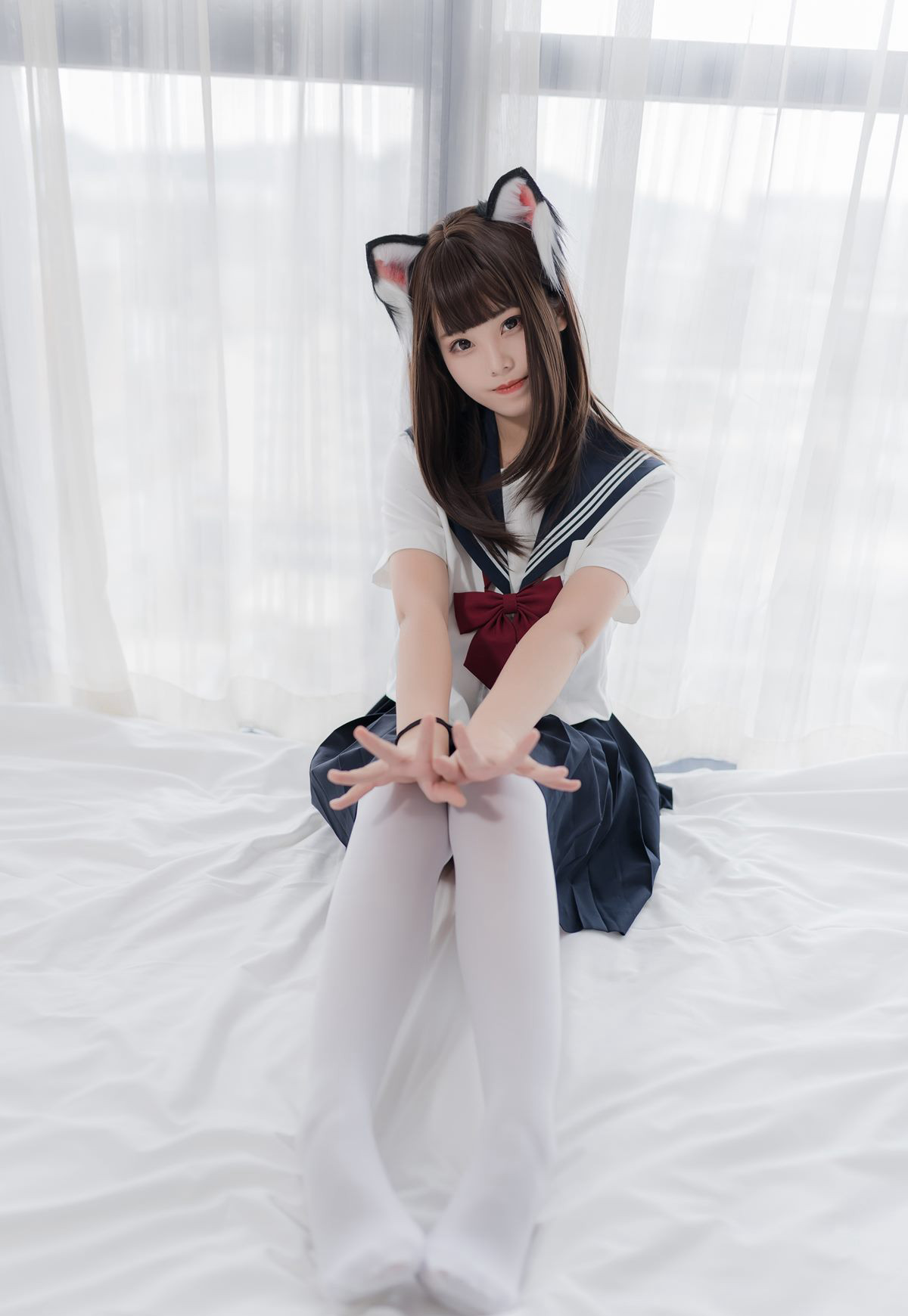 蜜汁猫裘コスプレ 極品白絲学生装 セクシー超短スカート 美腿写真