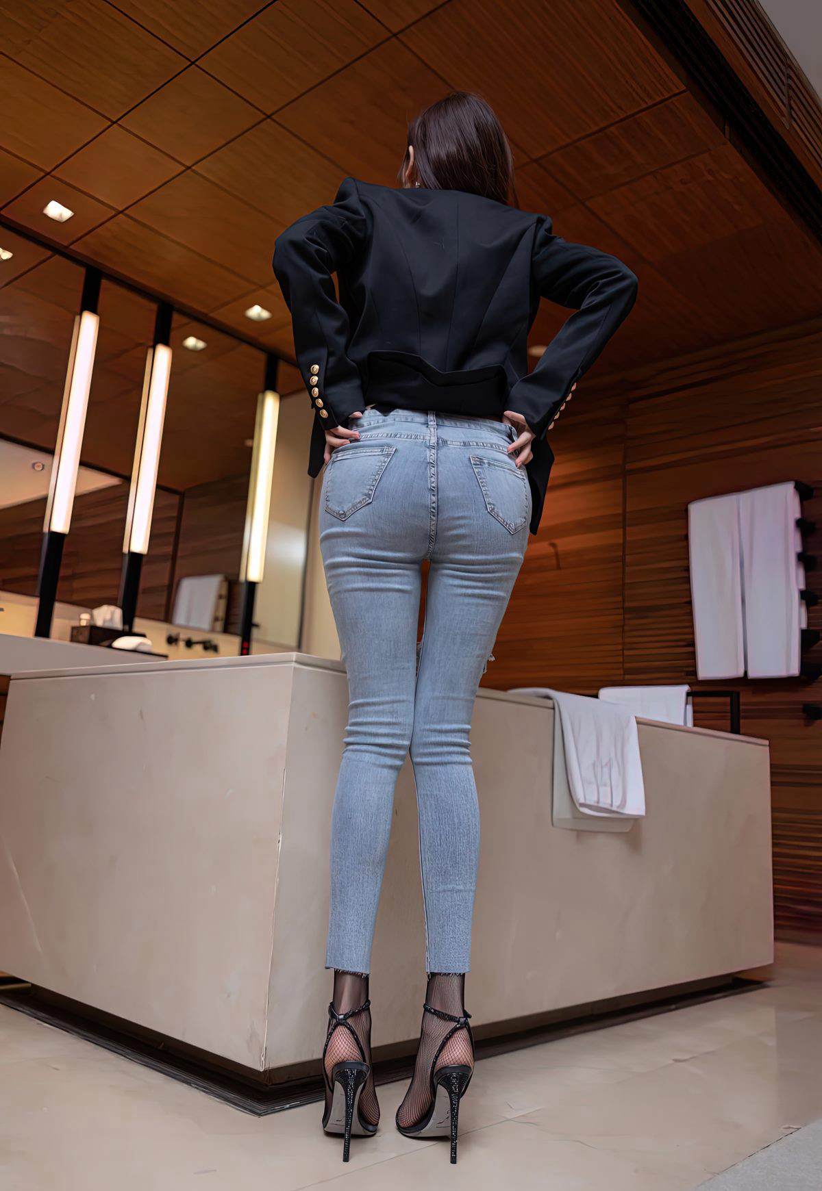 Dương Thần Thần mặc quần jeans ôm sát, mông cong quyến rũ, tất đen không đồ lót, chân sexy đẹp, chân ngọc giày cao gót, kiểu hậu nhập, mông vểnh.