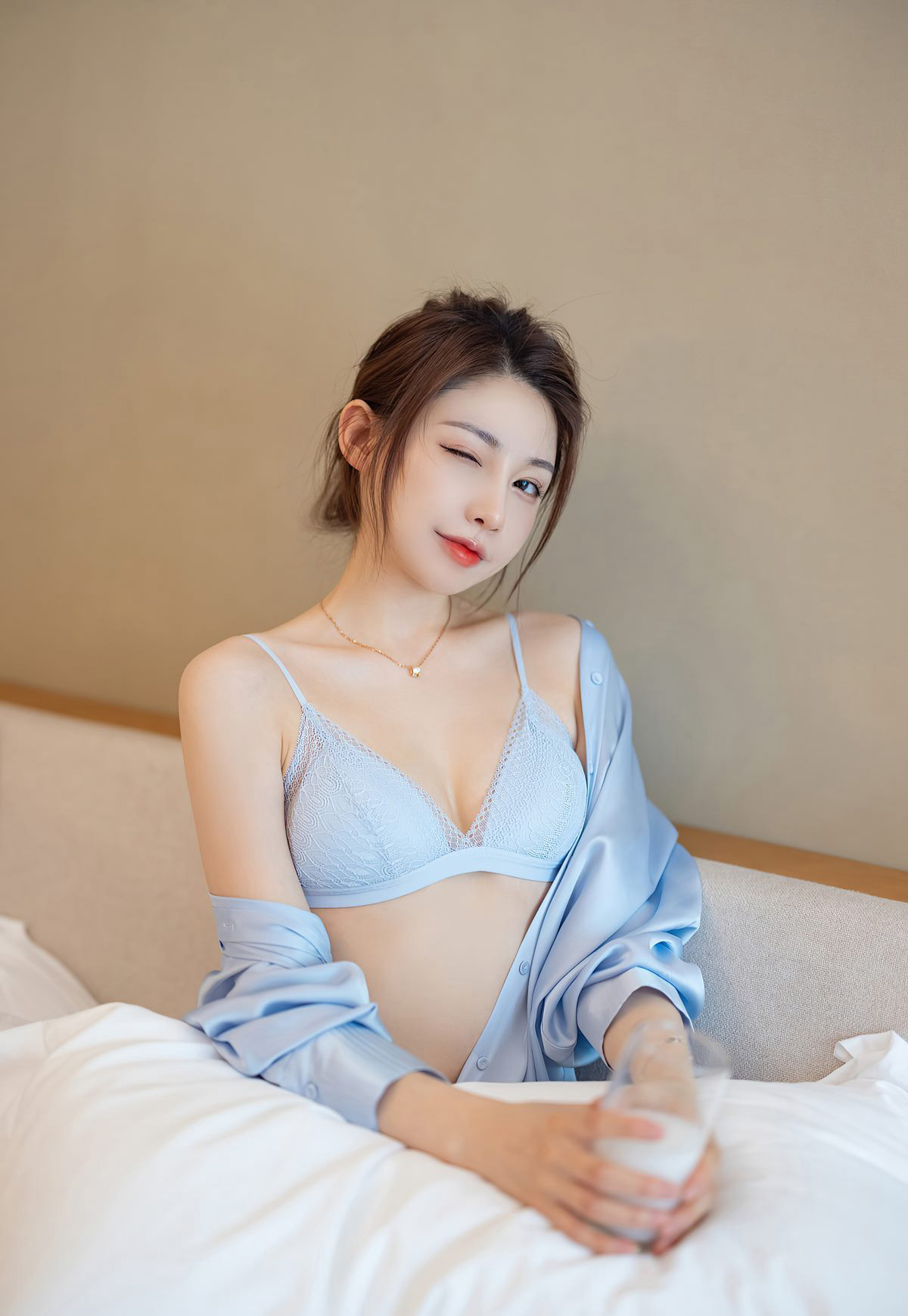 Ai Mi Xã nữ thần Lưu Y Ninh - Khí chất, đồng phục quyến rũ, nội y gợi cảm, phong cách hấp dẫn, nhan sắc cao.
