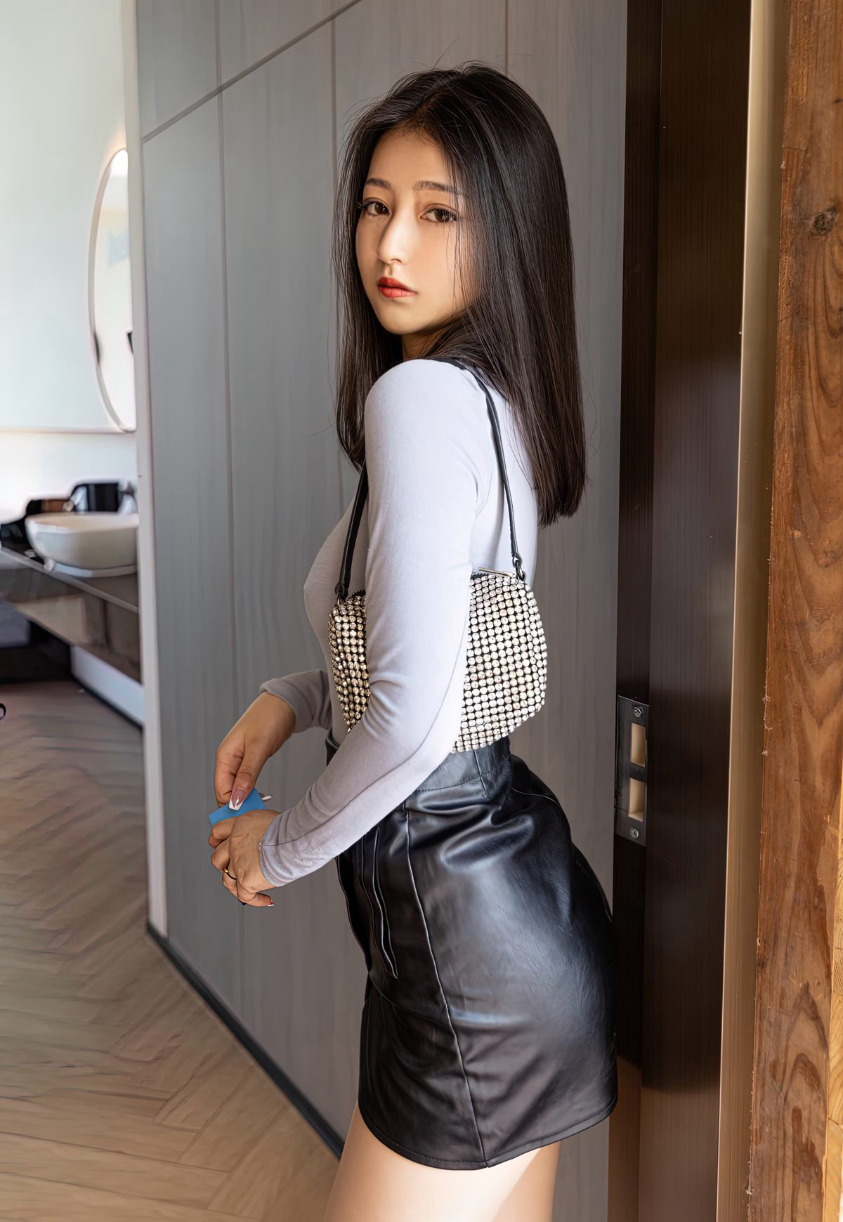ストッキングの美脚が誘惑する美女の裸体芸術、少婦熟女の肉色ストッキングと高跟靴の制服写真