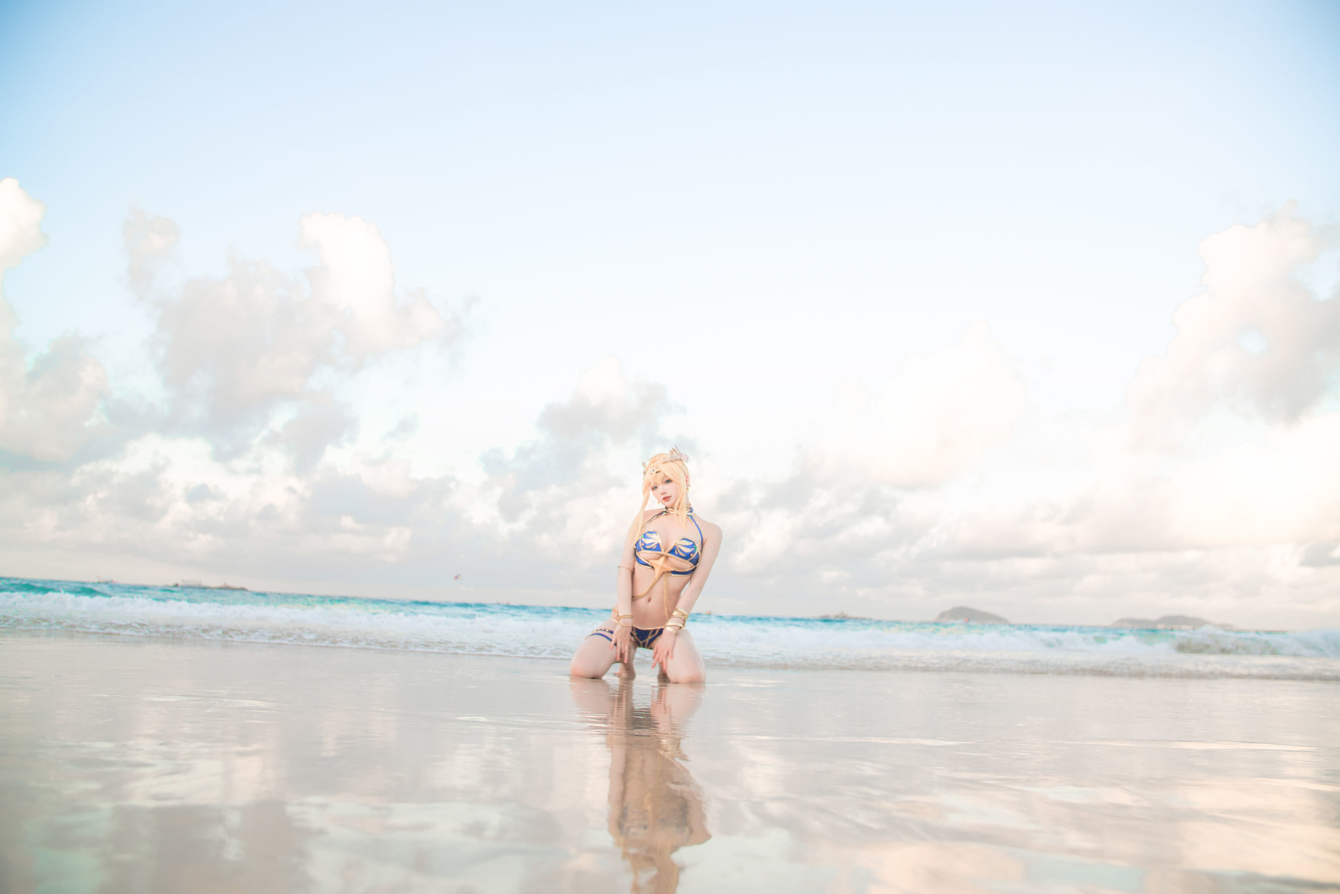Internet Celebrity Coser Photobook] Qi Si Kuai Wii Photobook - White Gun Swimsuit