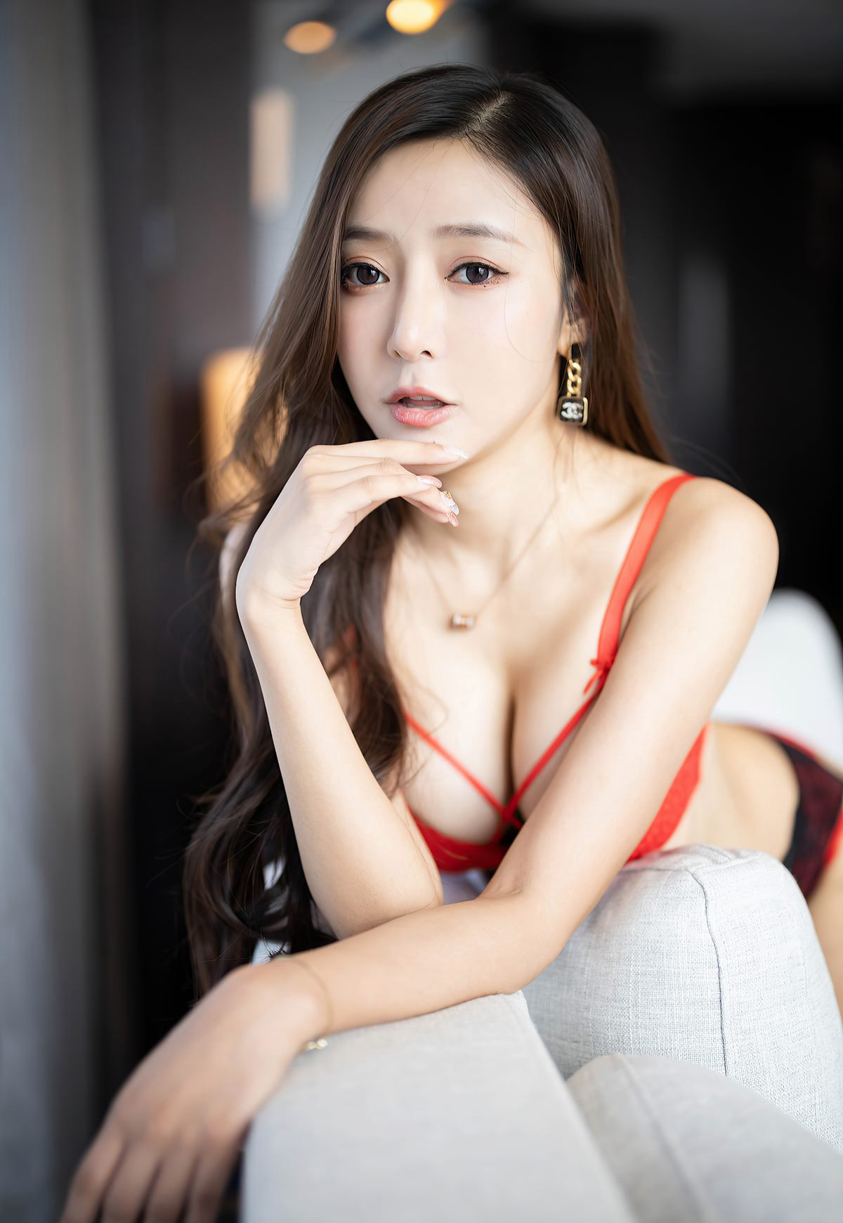 Vương Tâm Dao với mông đẹp của thiếu phụ mặc tất đen, chân đẹp trong đồng phục, quyến rũ bằng giày cao gót, chân đẹp trên ghế sofa với tư thế quyến rũ.