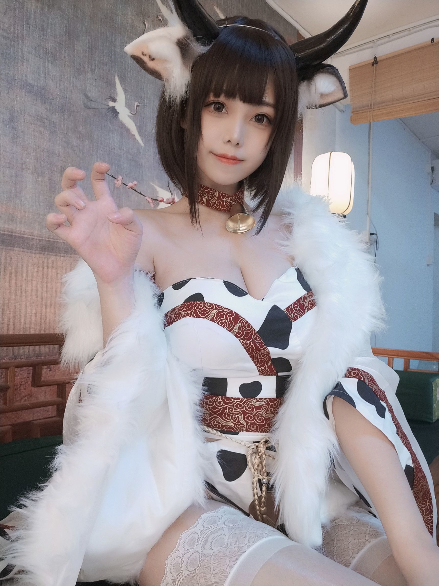 網紅COSER寫真] 萌系小姐姐蜜汁貓裘 - 奶牛