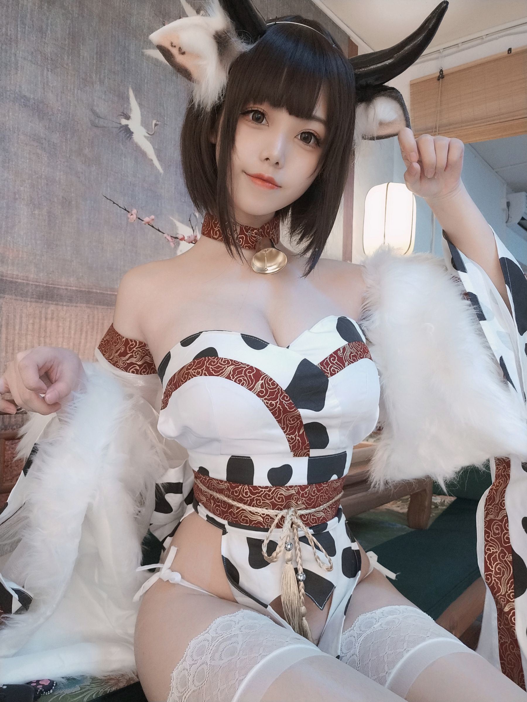 網紅COSER寫真] 萌系小姐姐蜜汁貓裘 - 奶牛