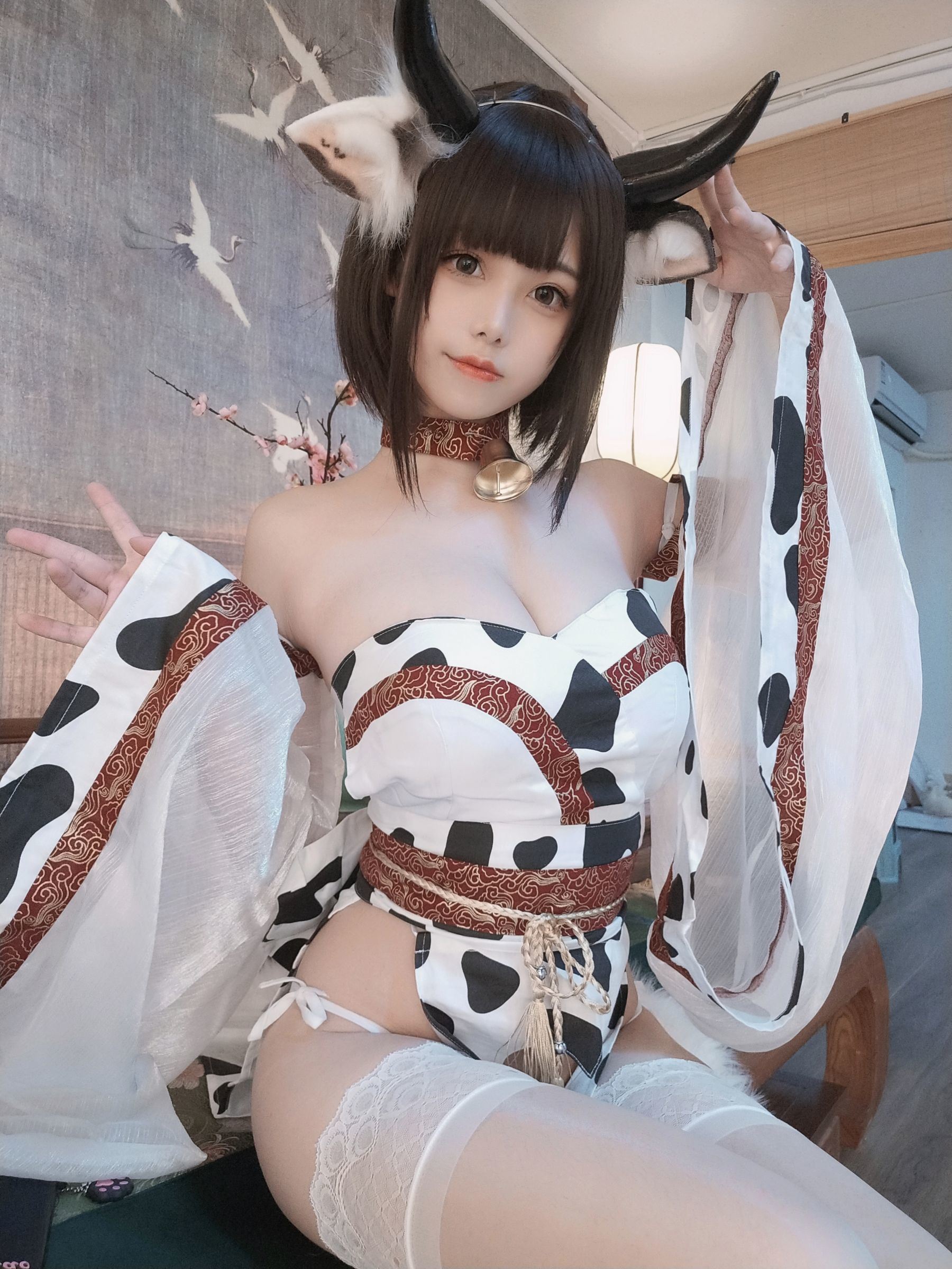 網紅COSER寫真] 萌系小姐姐蜜汁貓裘 - 奶牛