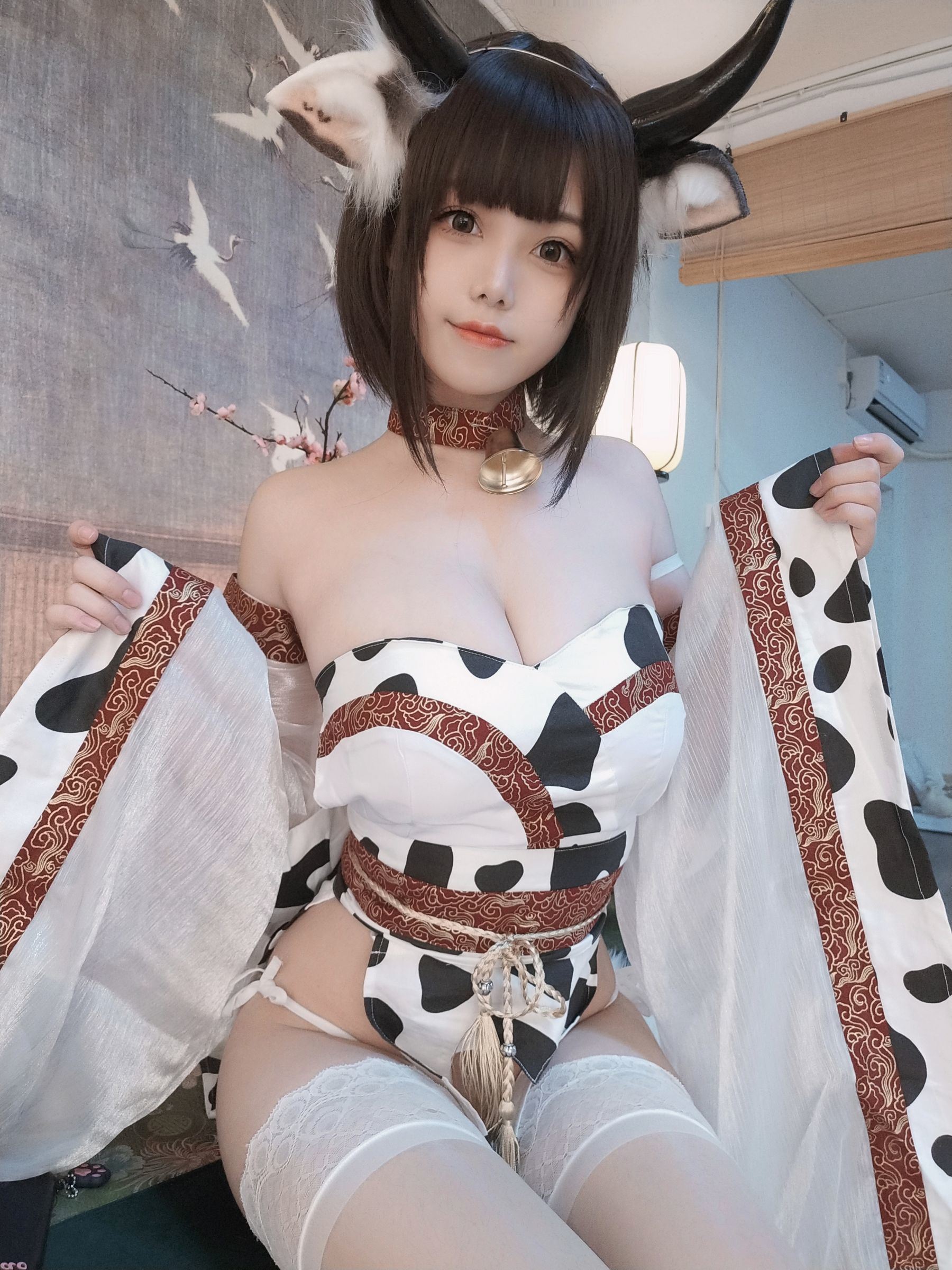 網紅COSER寫真] 萌系小姐姐蜜汁貓裘 - 奶牛