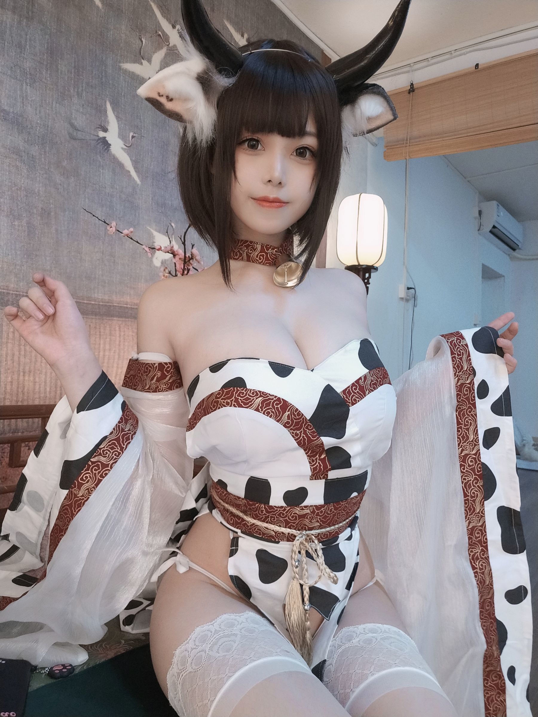 網紅COSER寫真] 萌系小姐姐蜜汁貓裘 - 奶牛