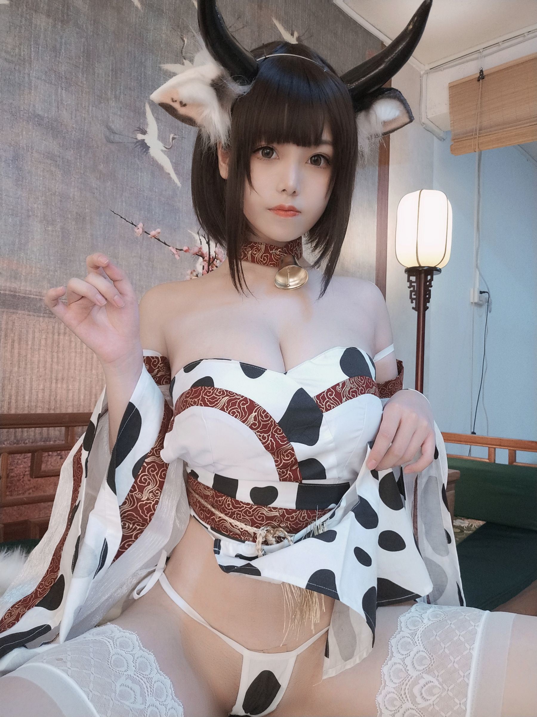 網紅COSER寫真] 萌系小姐姐蜜汁貓裘 - 奶牛