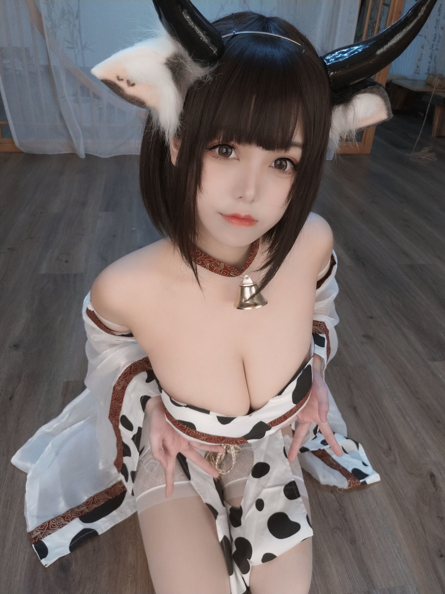 網紅COSER寫真] 萌系小姐姐蜜汁貓裘 - 奶牛