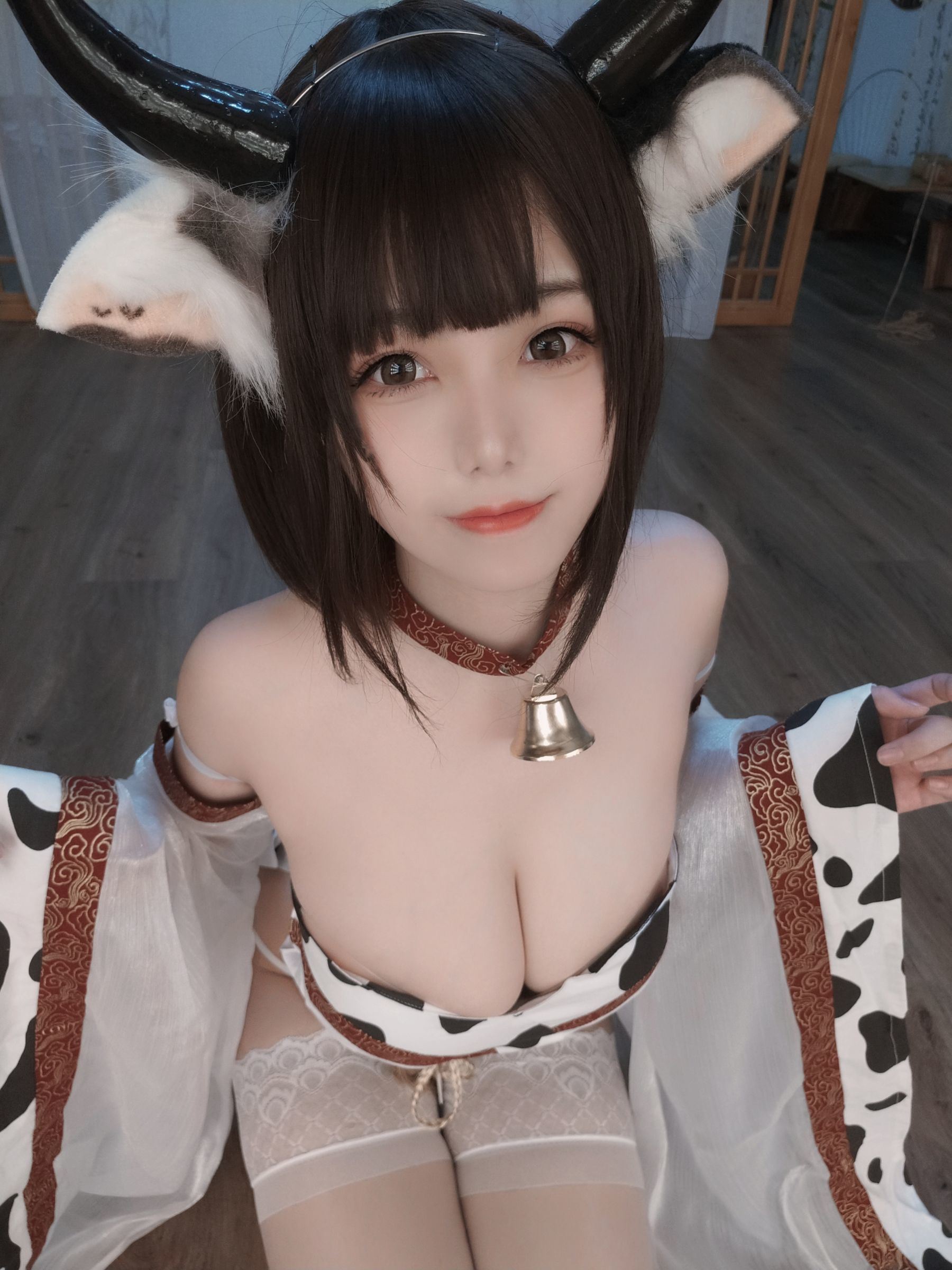 網紅COSER寫真] 萌系小姐姐蜜汁貓裘 - 奶牛
