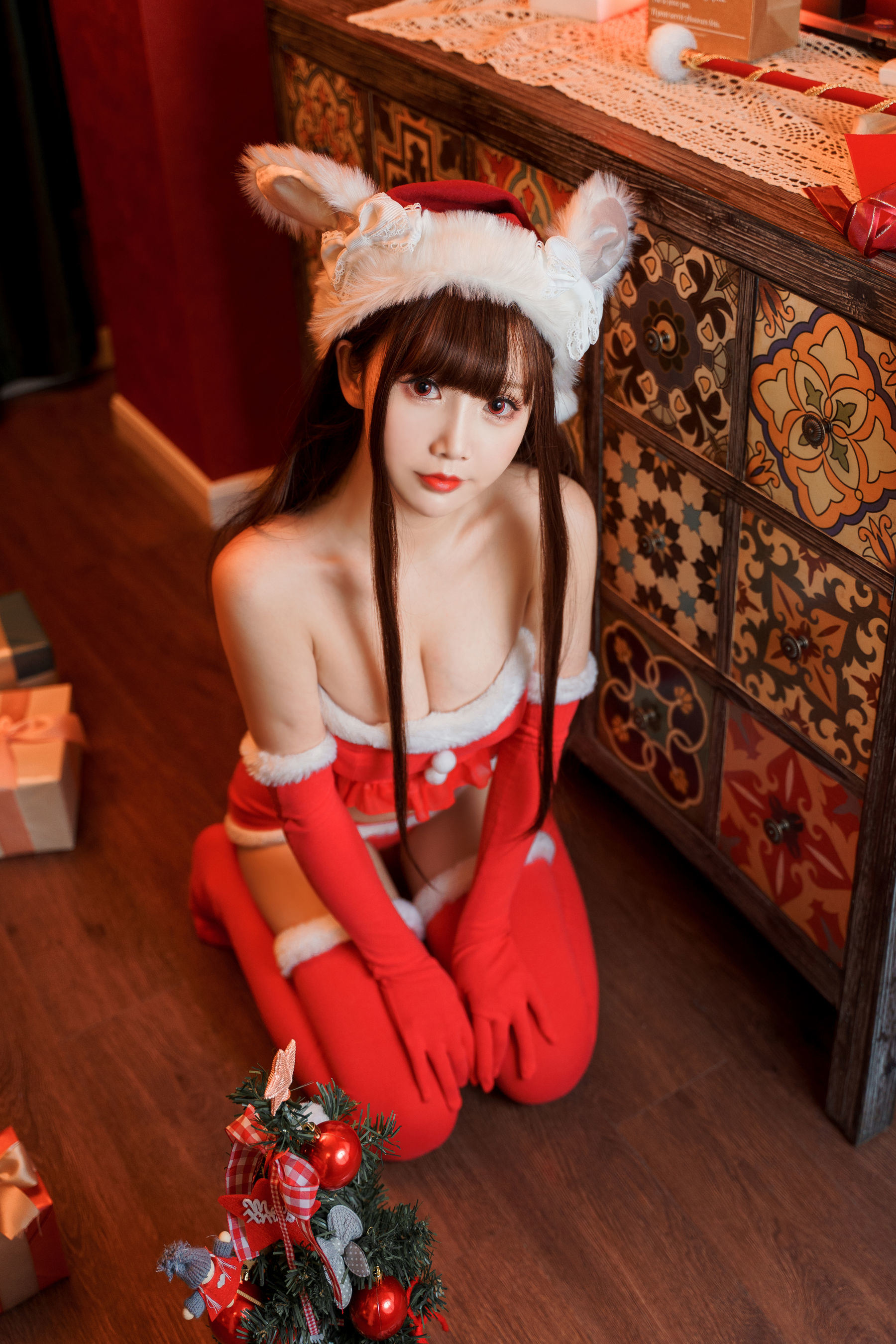 Internet Celebrity COSER Photobook] Cute Popular COSER Mian Bing Xian Er - Christmas Short Skirt