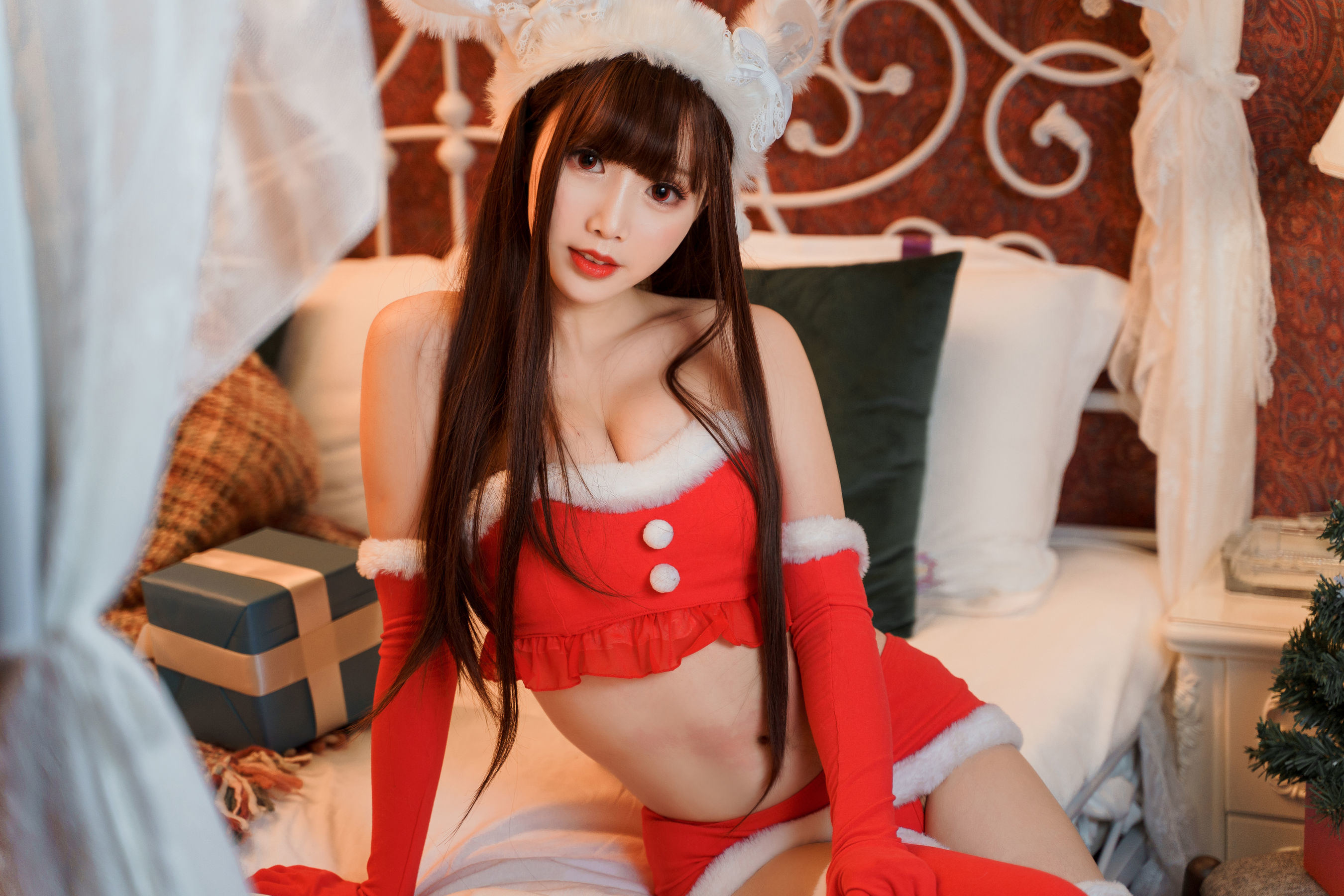 Internet Celebrity COSER Photobook] Cute Popular COSER Mian Bing Xian Er - Christmas Short Skirt