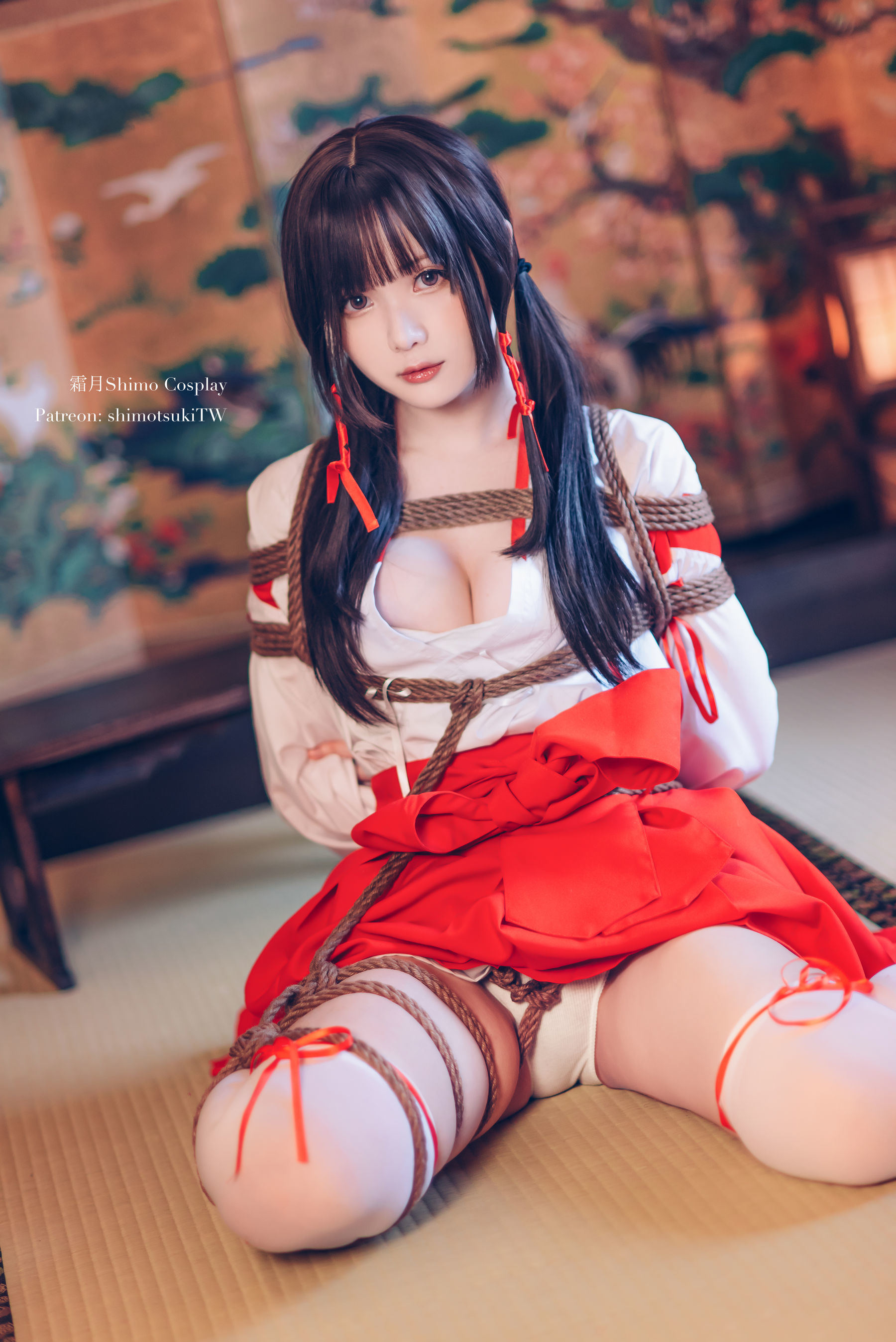 Internet Celebrity Coser Photobook] Weibo Girl Shuangyue Shimo - Shrine Maiden Bondage