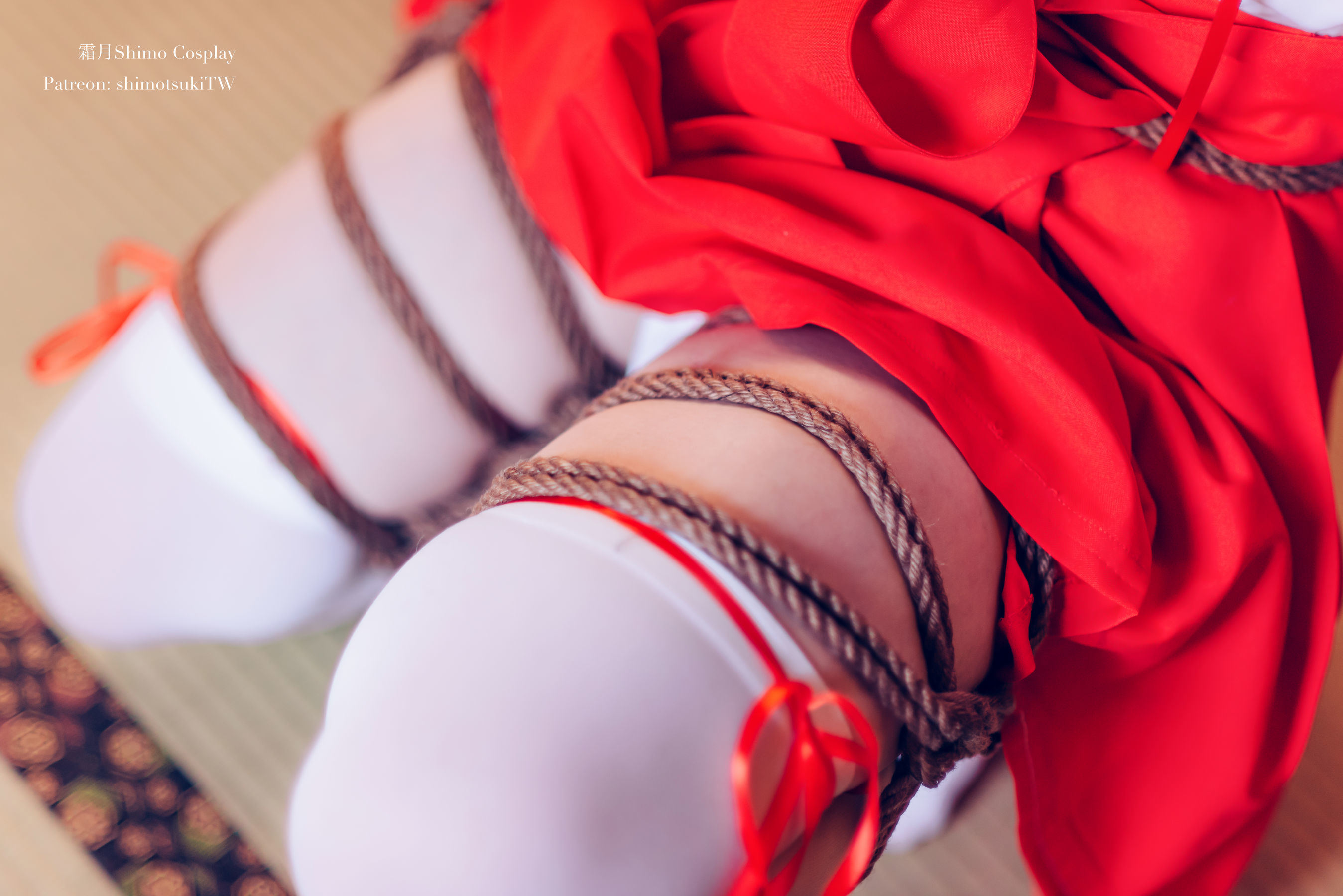 Internet Celebrity Coser Photobook] Weibo Girl Shuangyue Shimo - Shrine Maiden Bondage
